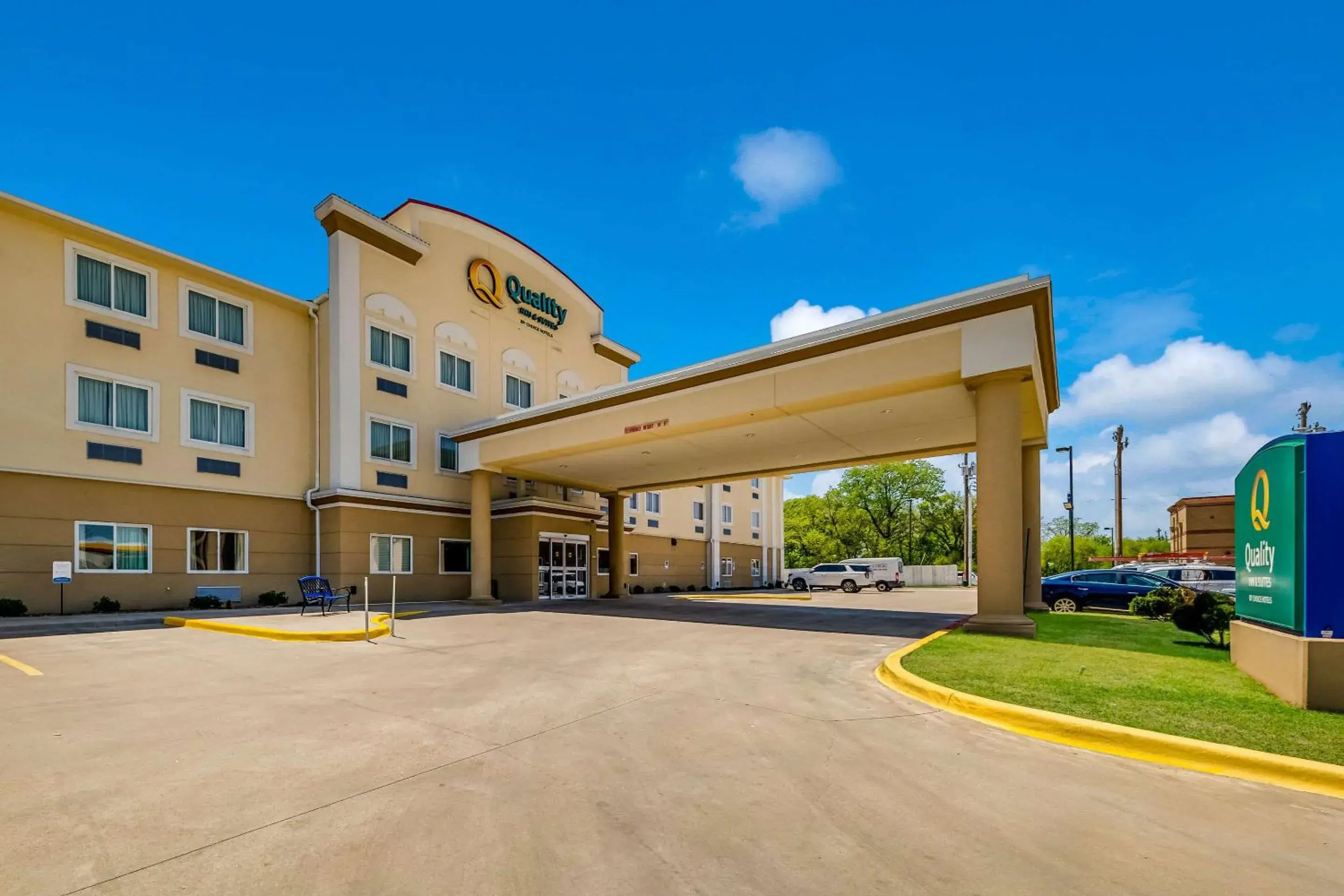 Property building in Quality Inn & Suites Ardmore Property building in Quality Inn & Suites Ardmore