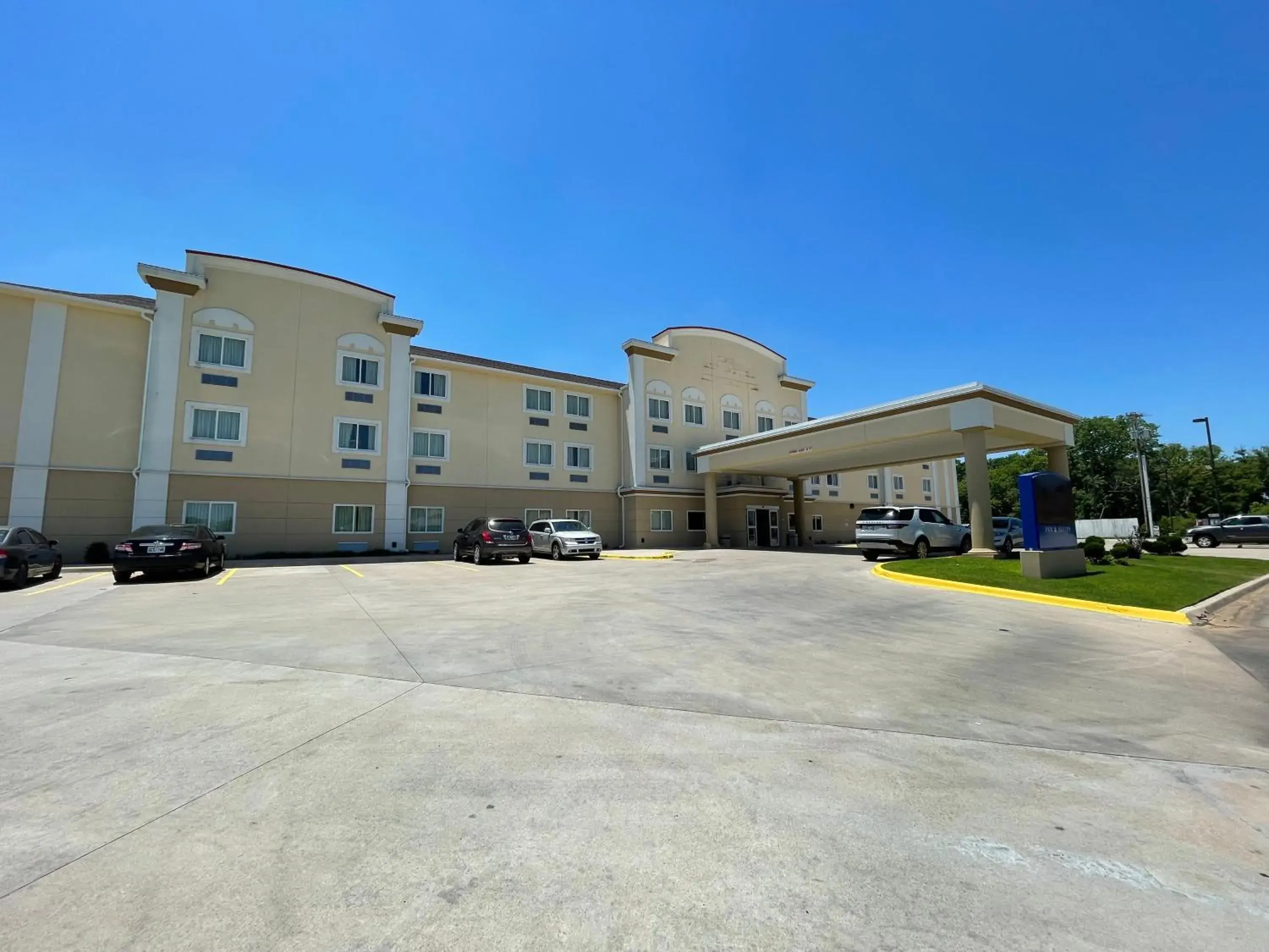 Property building in Quality Inn & Suites Ardmore Property building in Quality Inn & Suites Ardmore