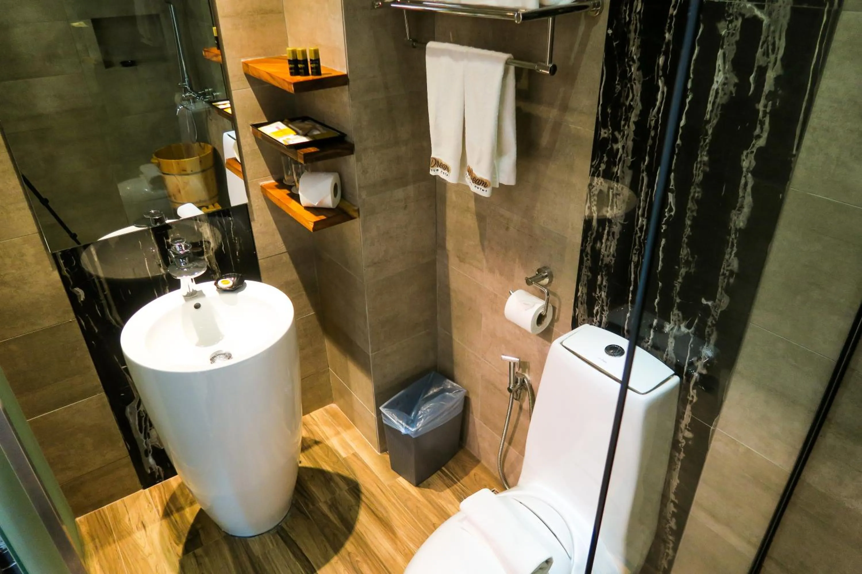 Toilet in Le Dream Boutique Hotel