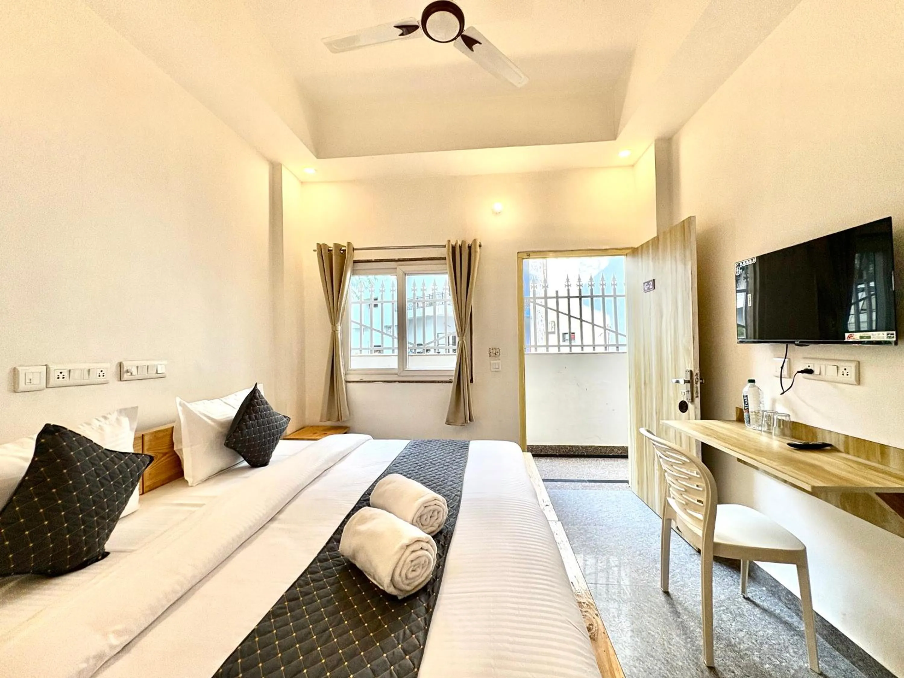 View (from property/room), Bed in Zuna Stayz Tapovan Rishikesh