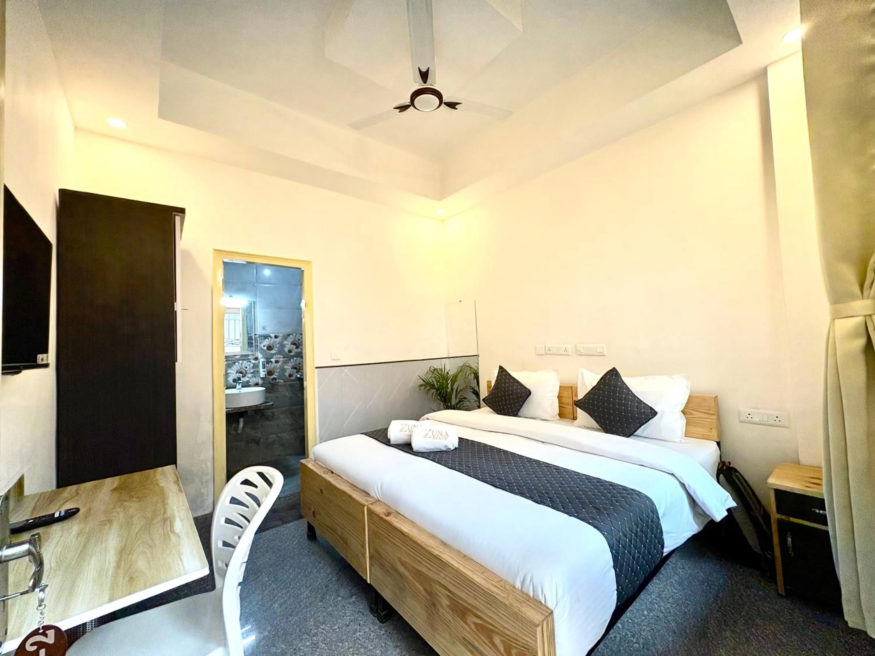 View (from property/room), Bed in Zuna Stayz Tapovan Rishikesh