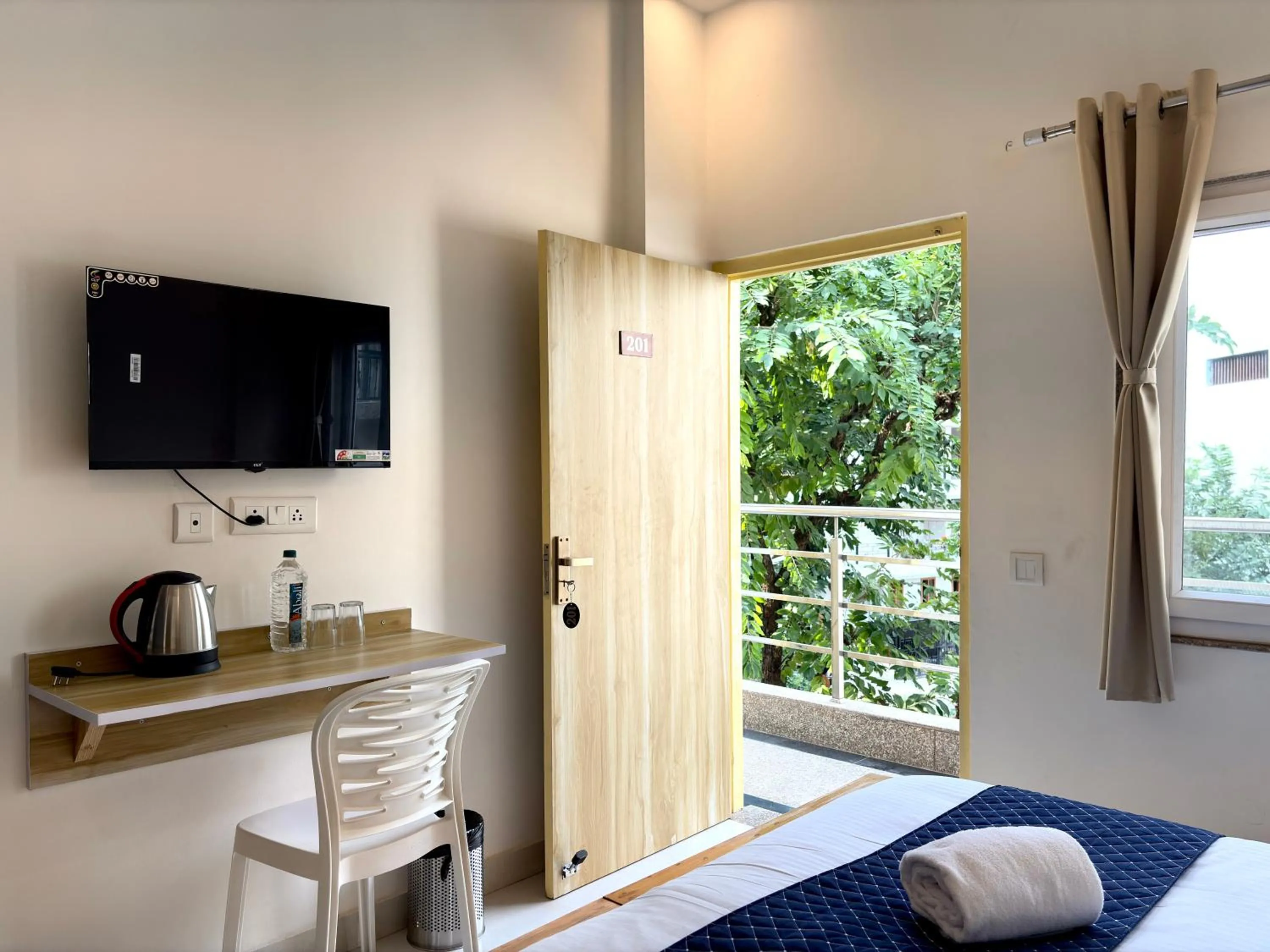 View (from property/room), Bed in Zuna Stayz Tapovan Rishikesh