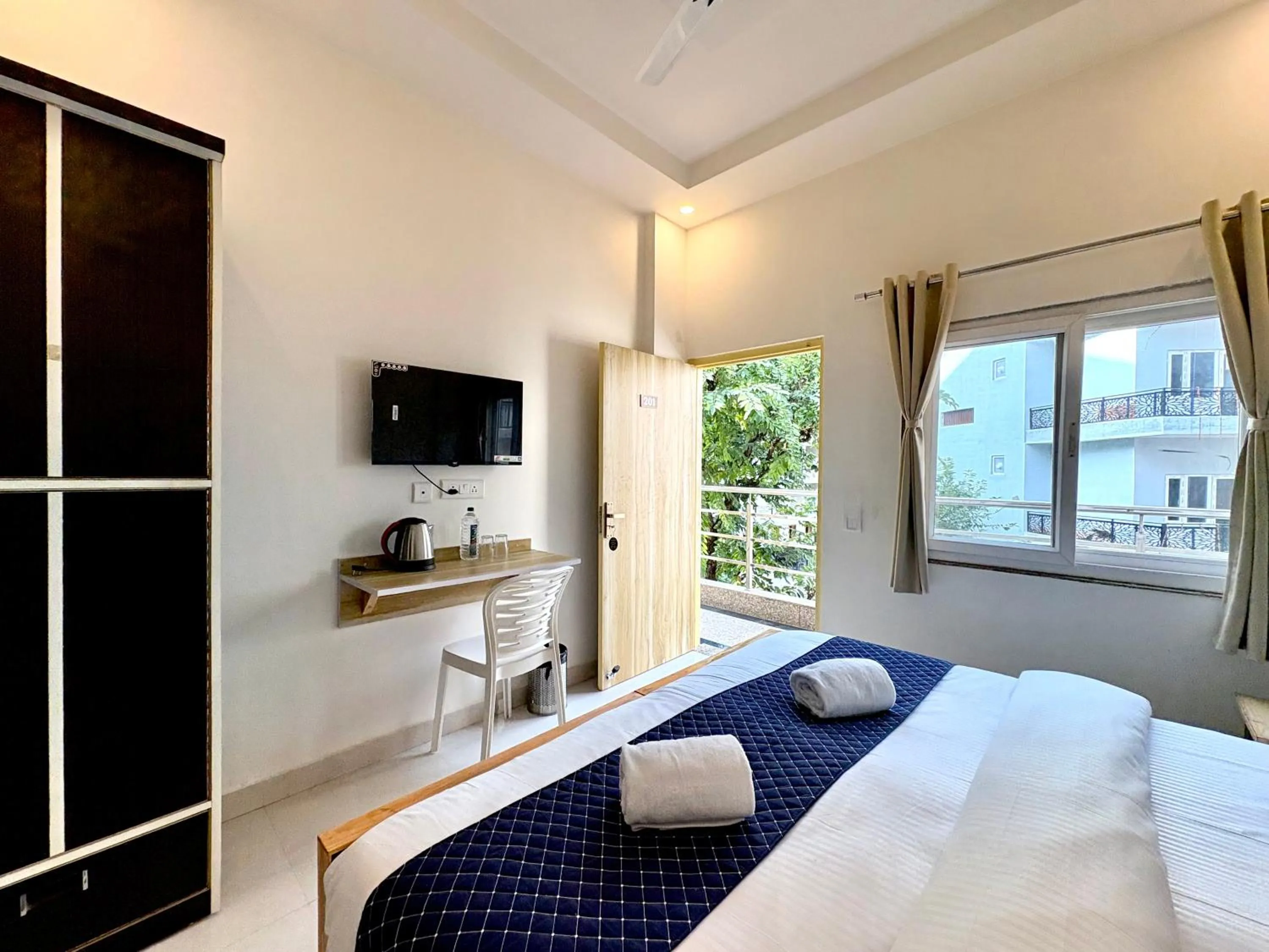 Coffee/tea facilities, Bed in Zuna Stayz Tapovan Rishikesh