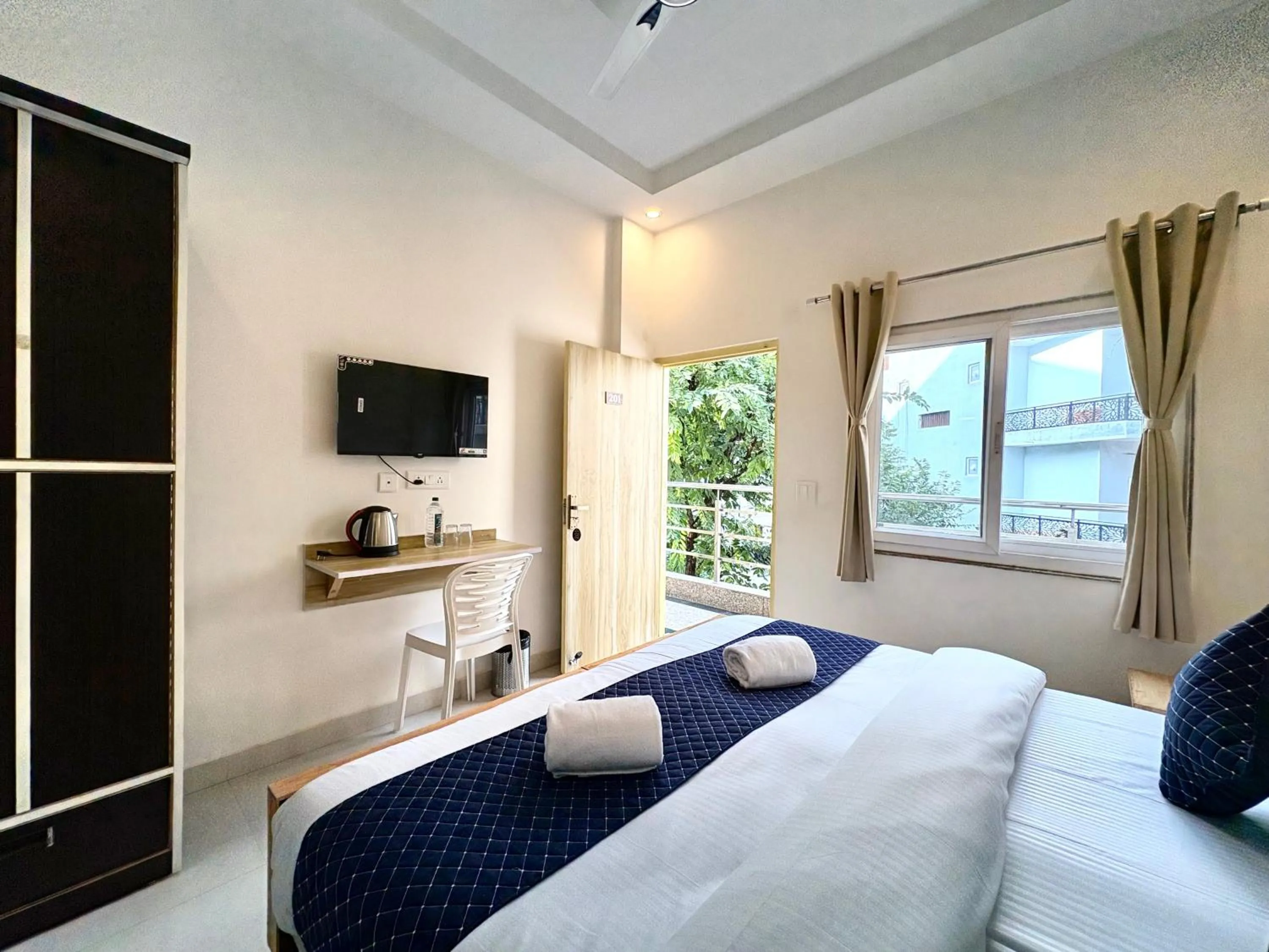 View (from property/room), Bed in Zuna Stayz Tapovan Rishikesh