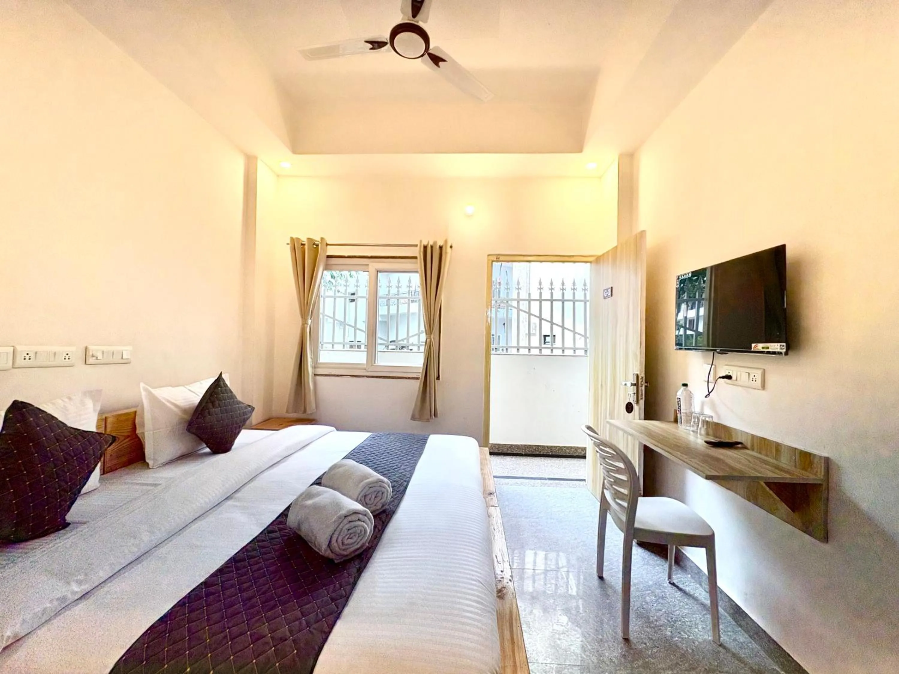 View (from property/room), Bed in Zuna Stayz Tapovan Rishikesh
