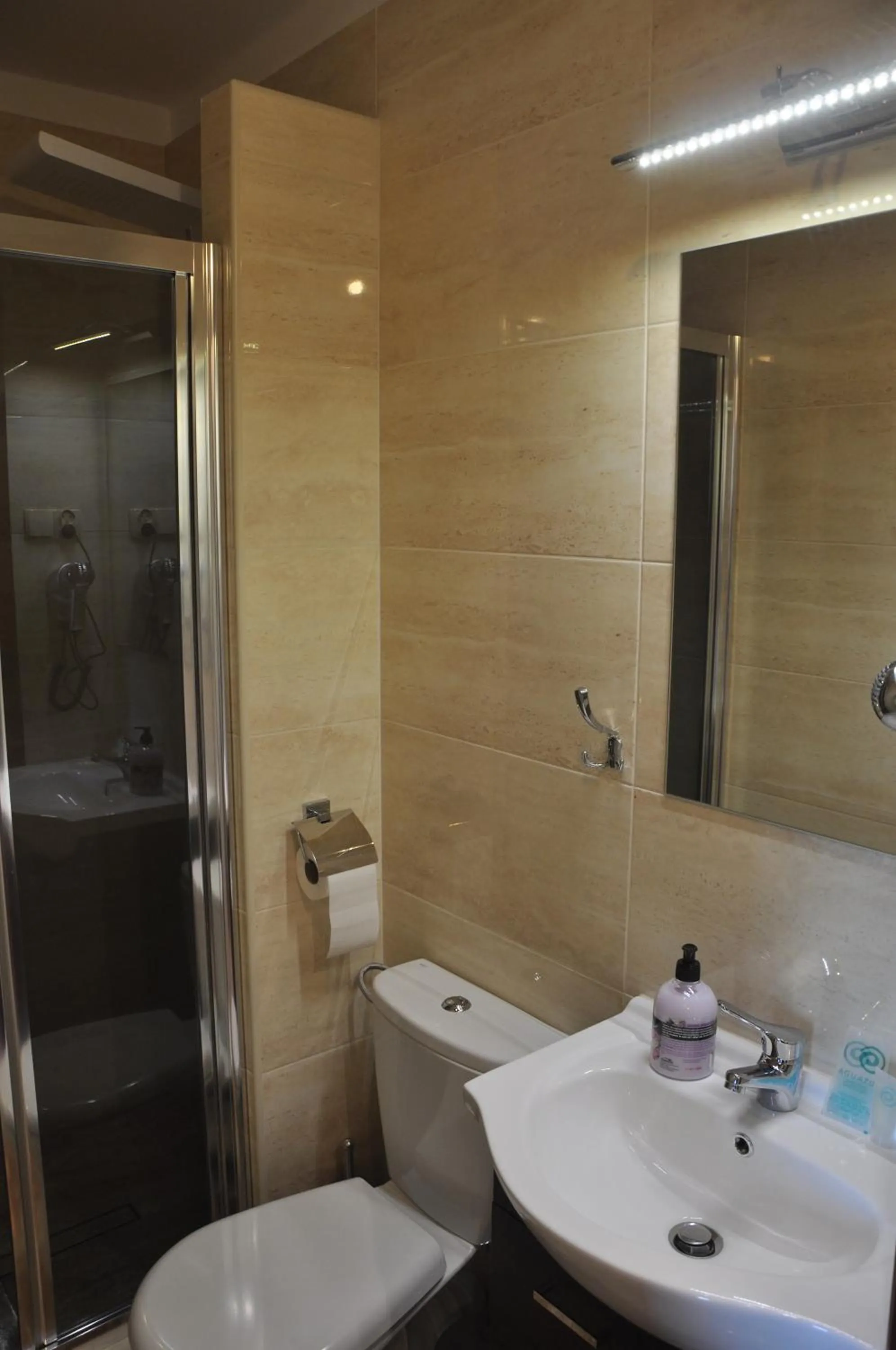 Photo of the whole room in Hotel Mis