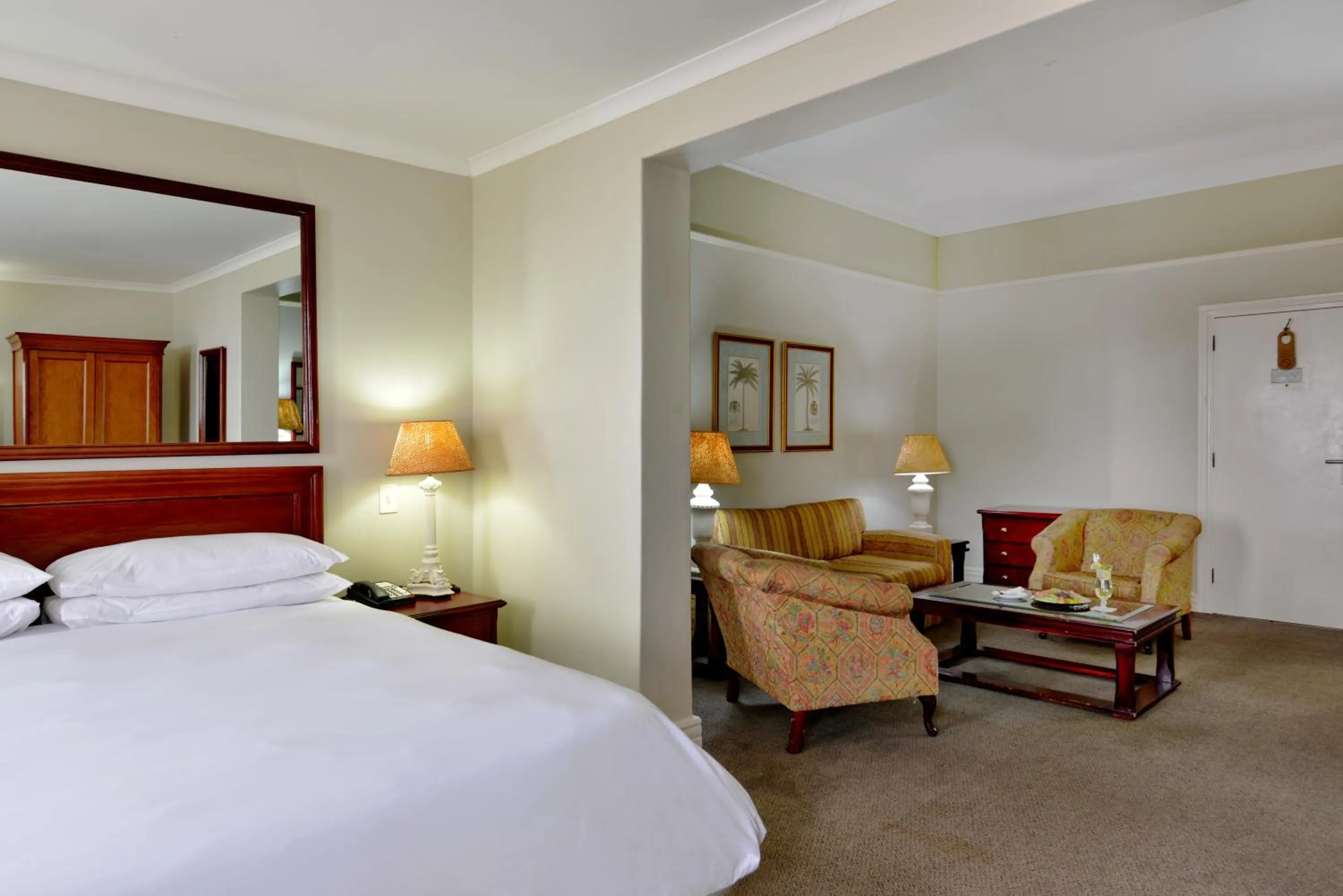 Photo of the whole room, Bed in The Balmoral - Halaal