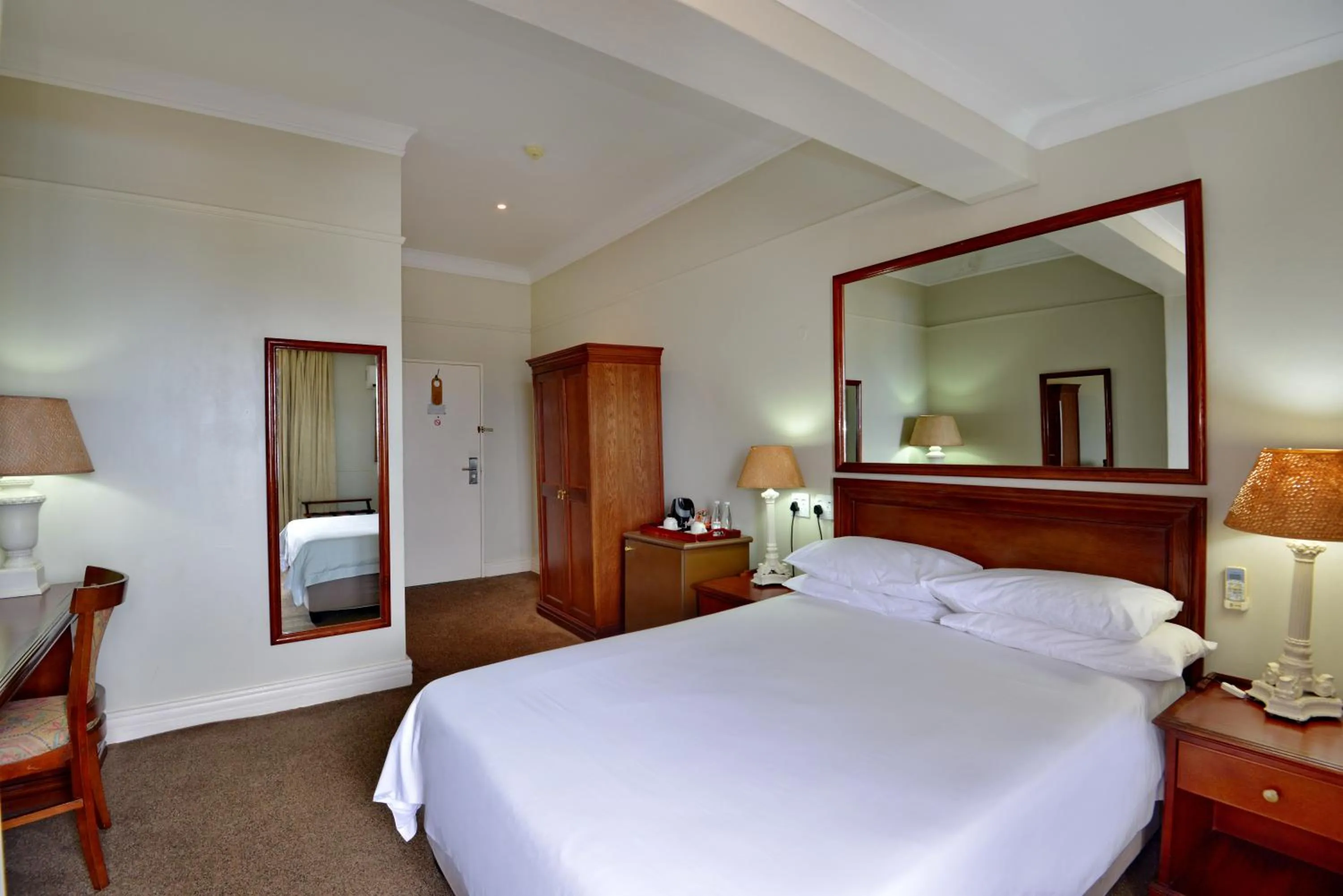 Photo of the whole room, Bed in The Balmoral - Halaal
