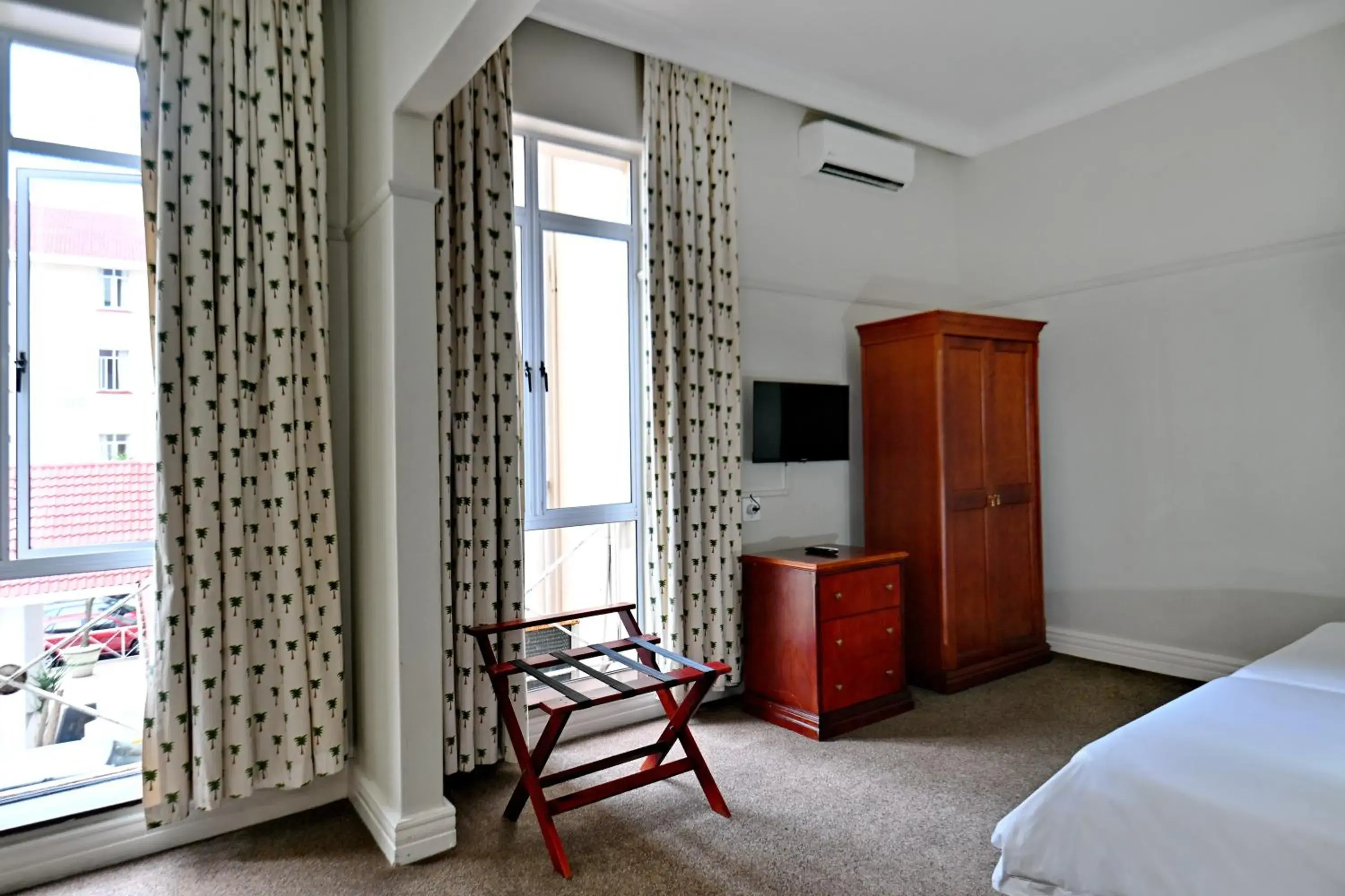 wardrobe, Bed in The Balmoral - Halaal wardrobe, Bed in The Balmoral - Halaal