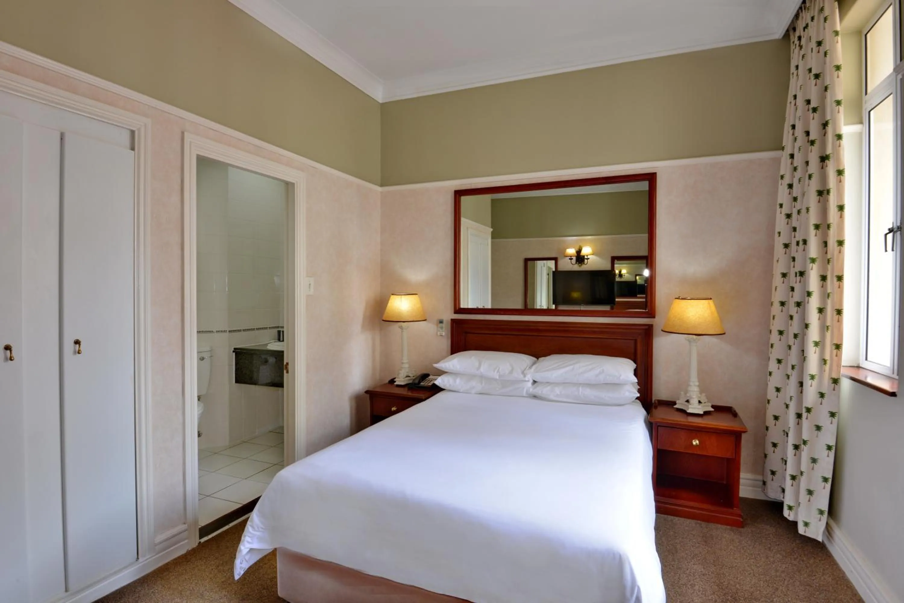 Photo of the whole room, Bed in The Balmoral - Halaal