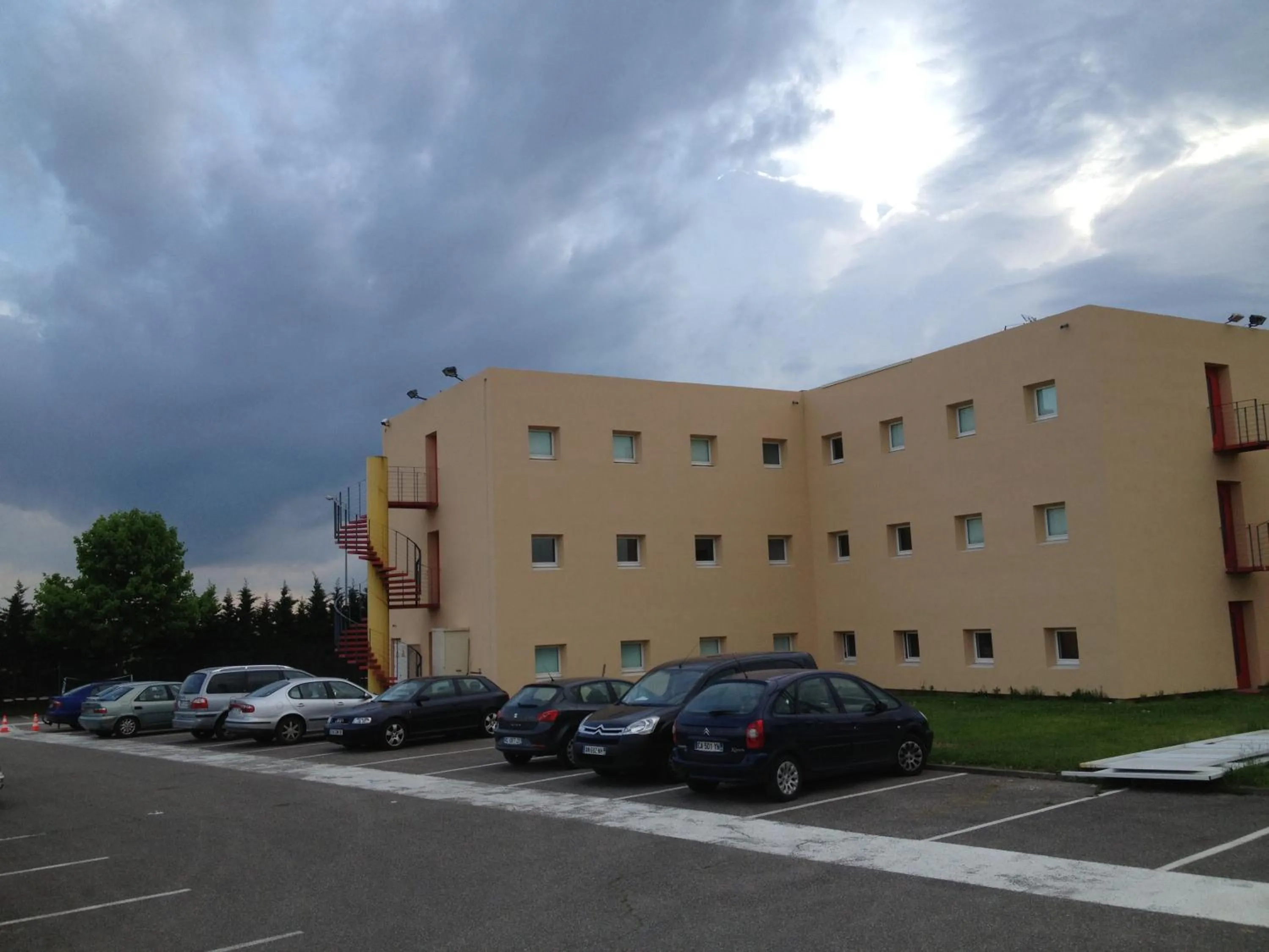 Property building in Hôtel Holiday Lyon Est