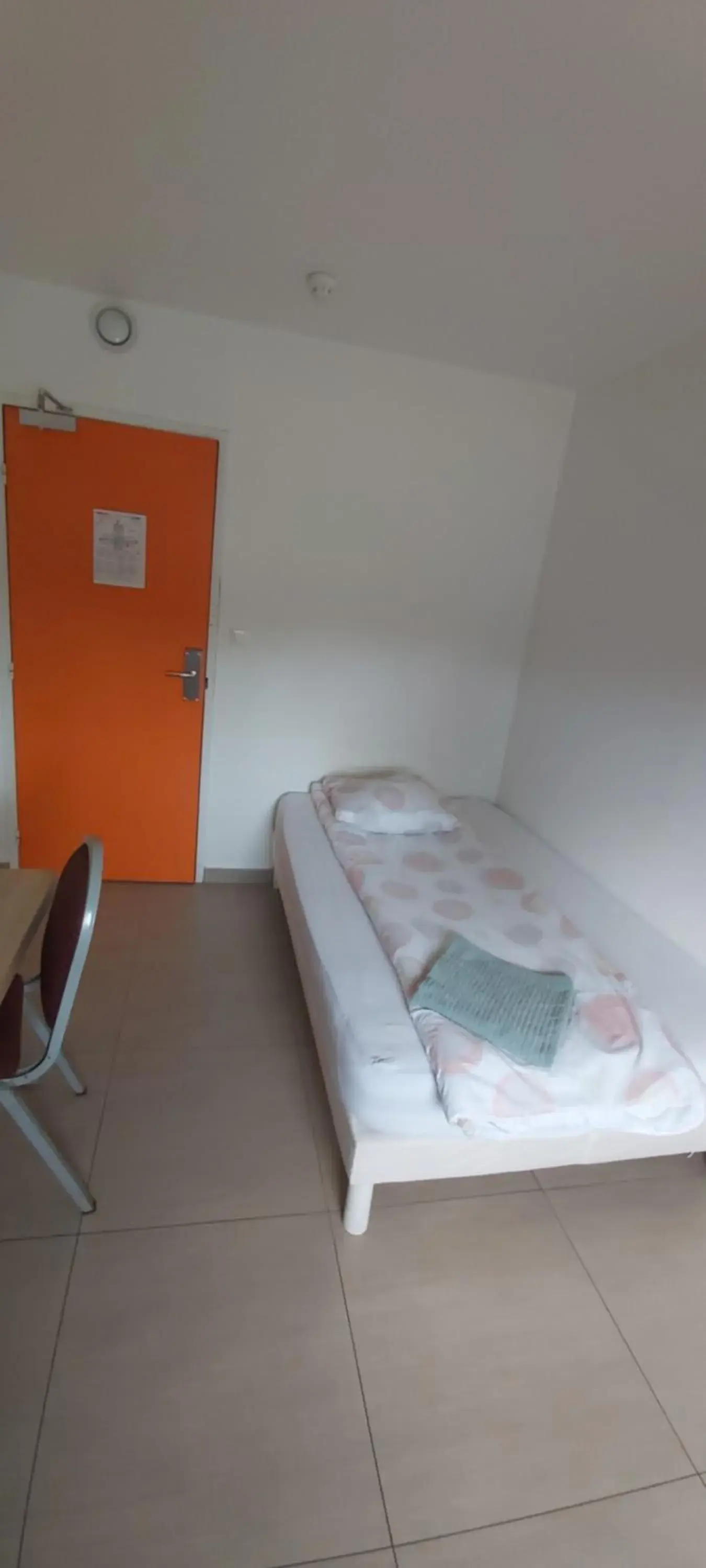 Single Room with Shared Shower and Toilet - single occupancy in Hôtel Holiday Lyon Est Single Room with Shared Shower and Toilet - single occupancy in Hôtel Holiday Lyon Est
