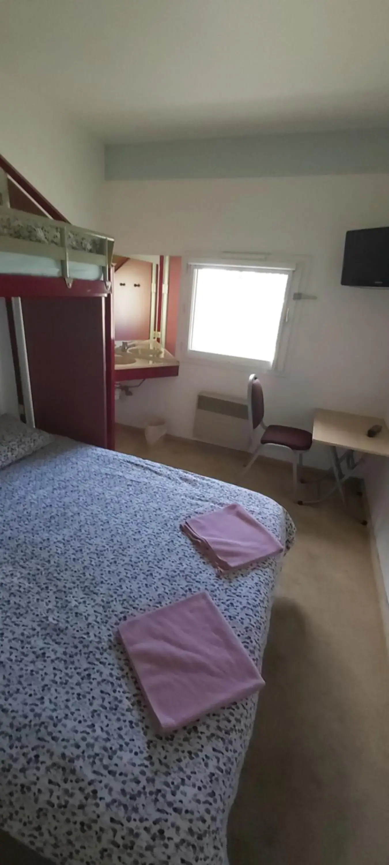 Triple Room with Shared Bathroom in Hôtel Holiday Lyon Est Triple Room with Shared Bathroom in Hôtel Holiday Lyon Est