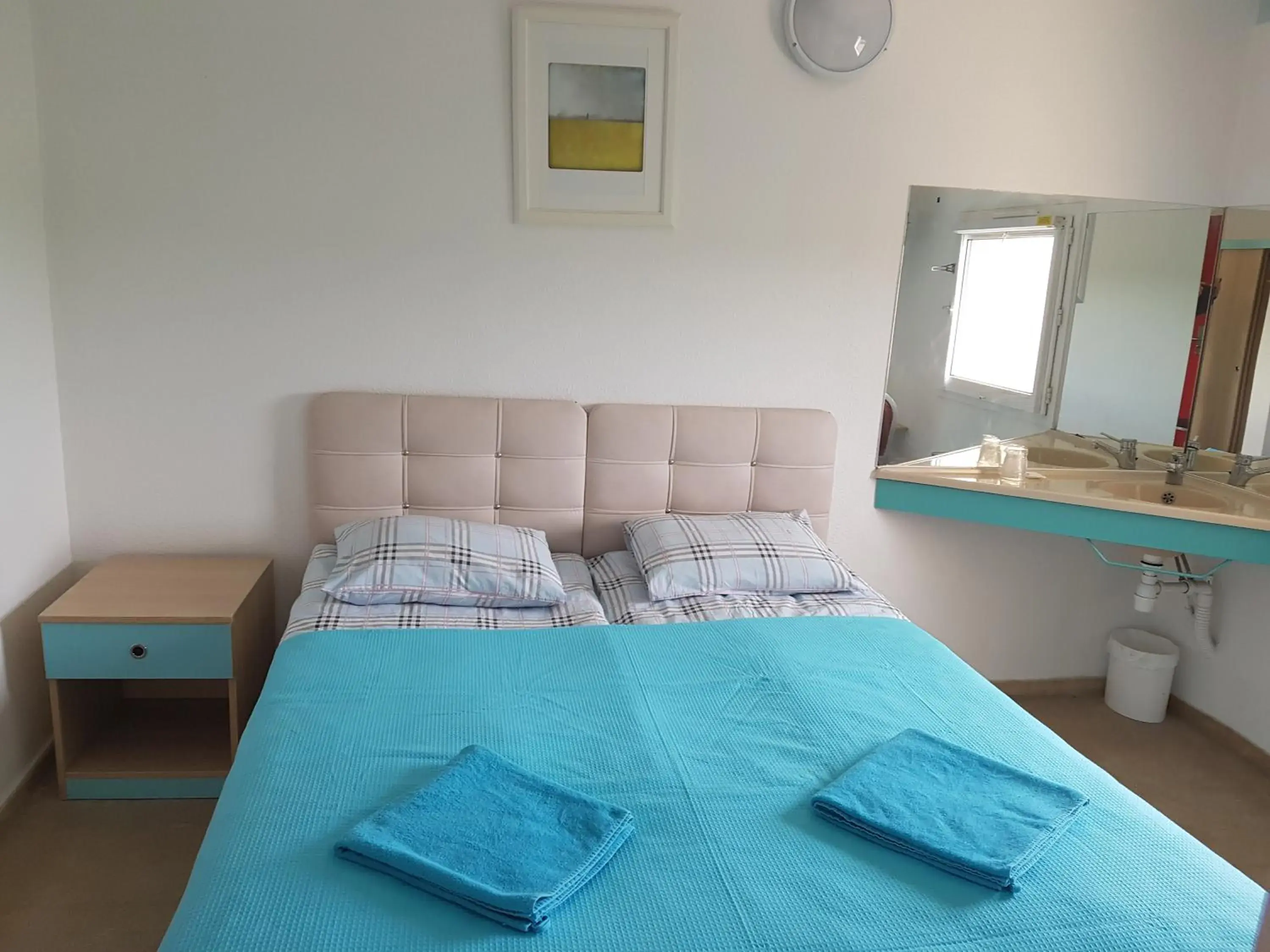 Triple Room with Private Bathroom in Hôtel Holiday Lyon Est Triple Room with Private Bathroom in Hôtel Holiday Lyon Est