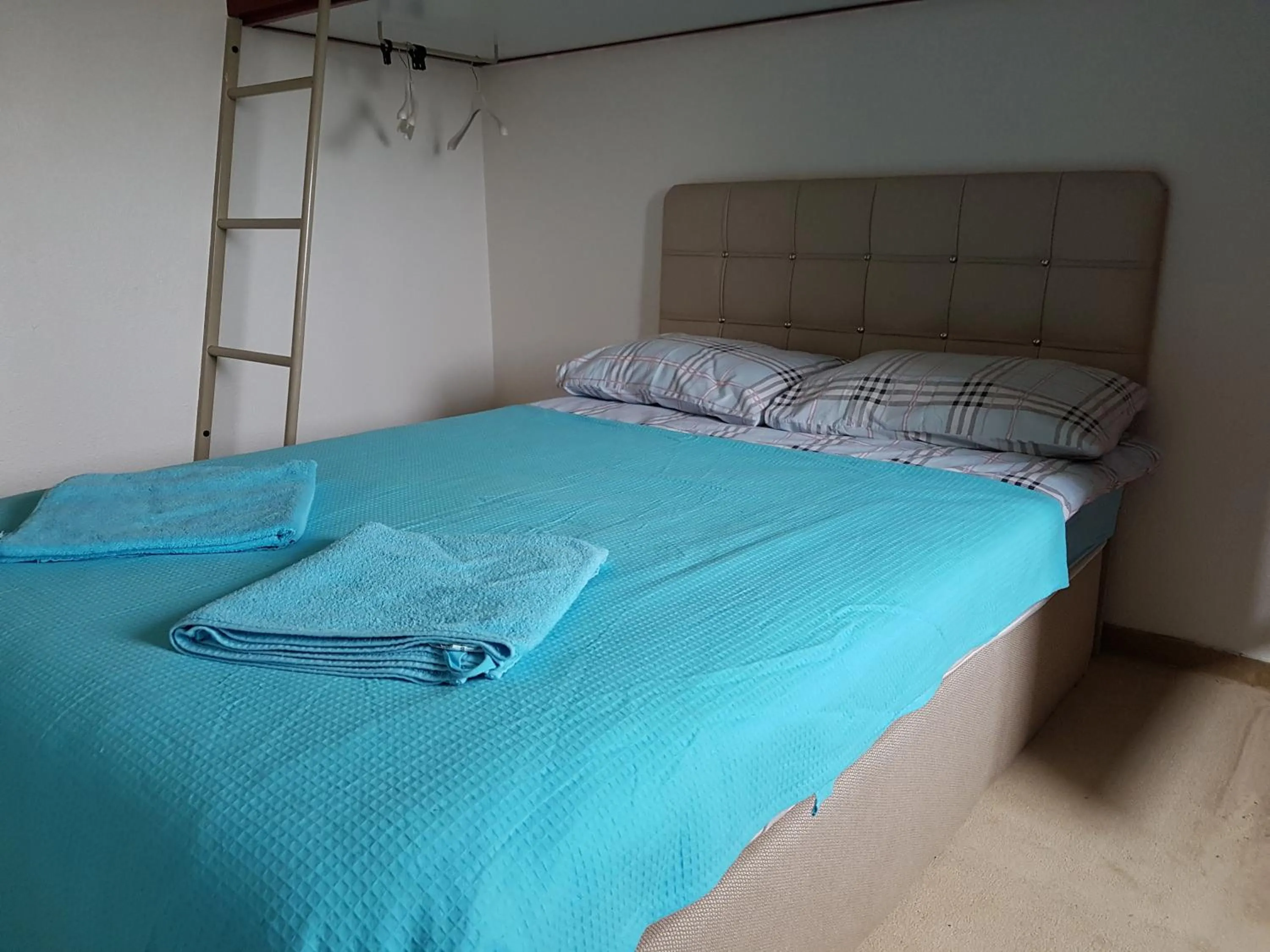 Decorative detail in Hôtel Holiday Lyon Est