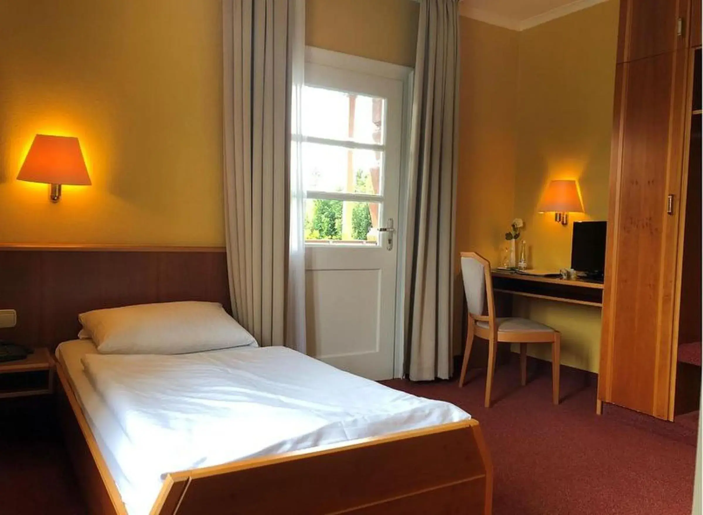 Single Room with Balcony in Hotel & Restaurant Weinberg Single Room with Balcony in Hotel & Restaurant Weinberg