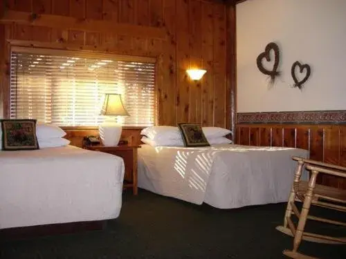 Queen Room with Two Queen Beds in Timberline Lodge - Arnold - Bear Valley - Murphys Queen Room with Two Queen Beds in Timberline Lodge - Arnold - Bear Valley - Murphys