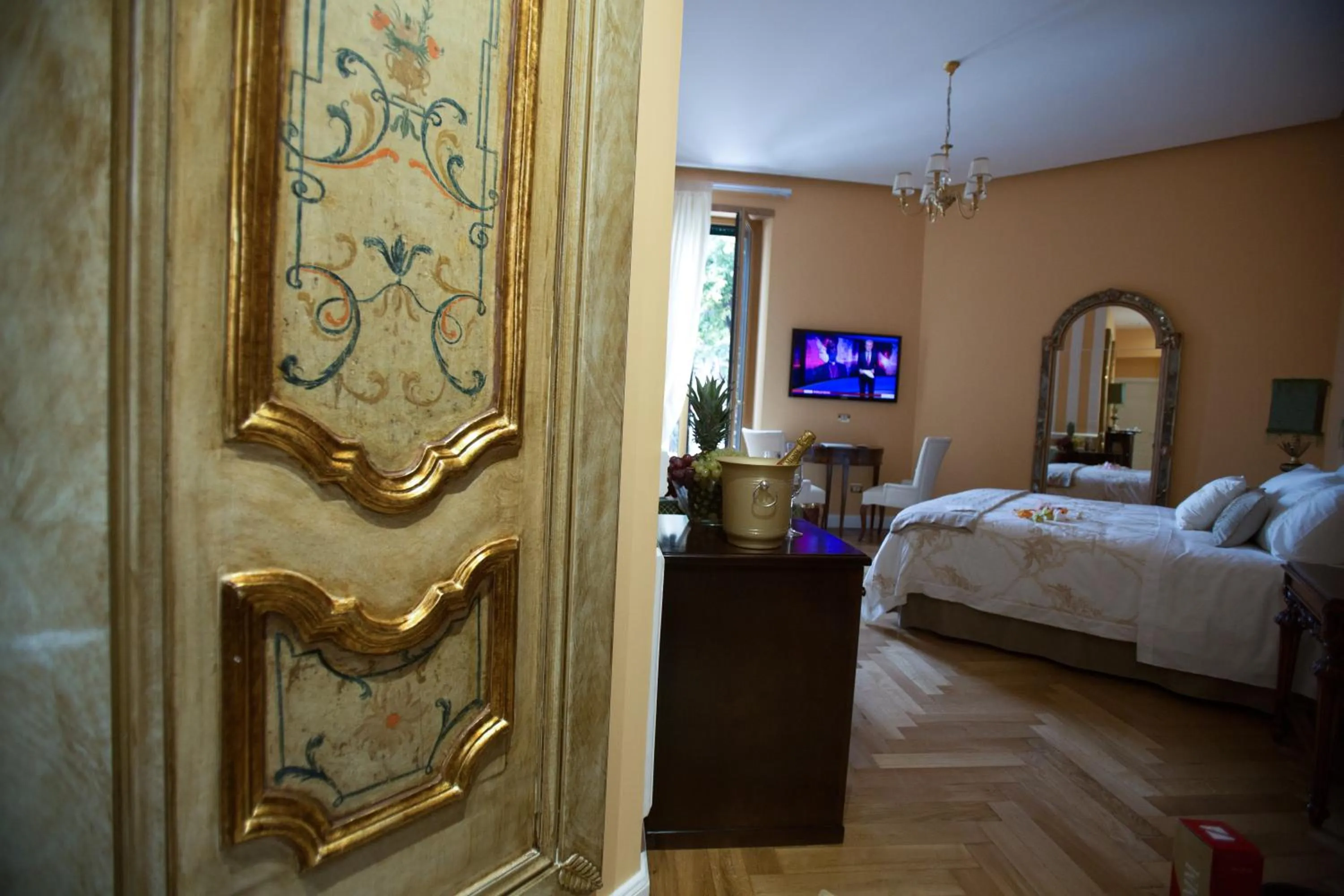Photo of the whole room, Bed in Royal Suite Trinità Dei Monti