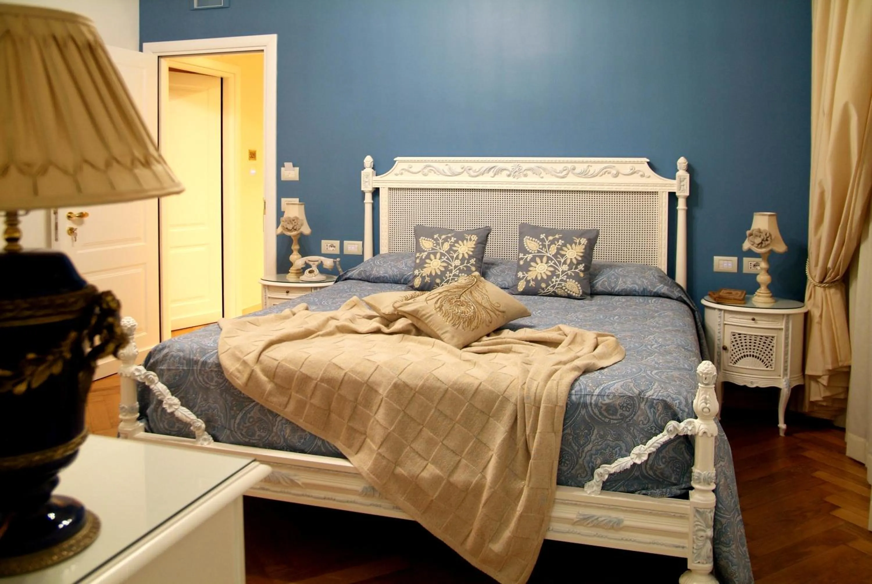 Bed in Royal Suite Trinità Dei Monti