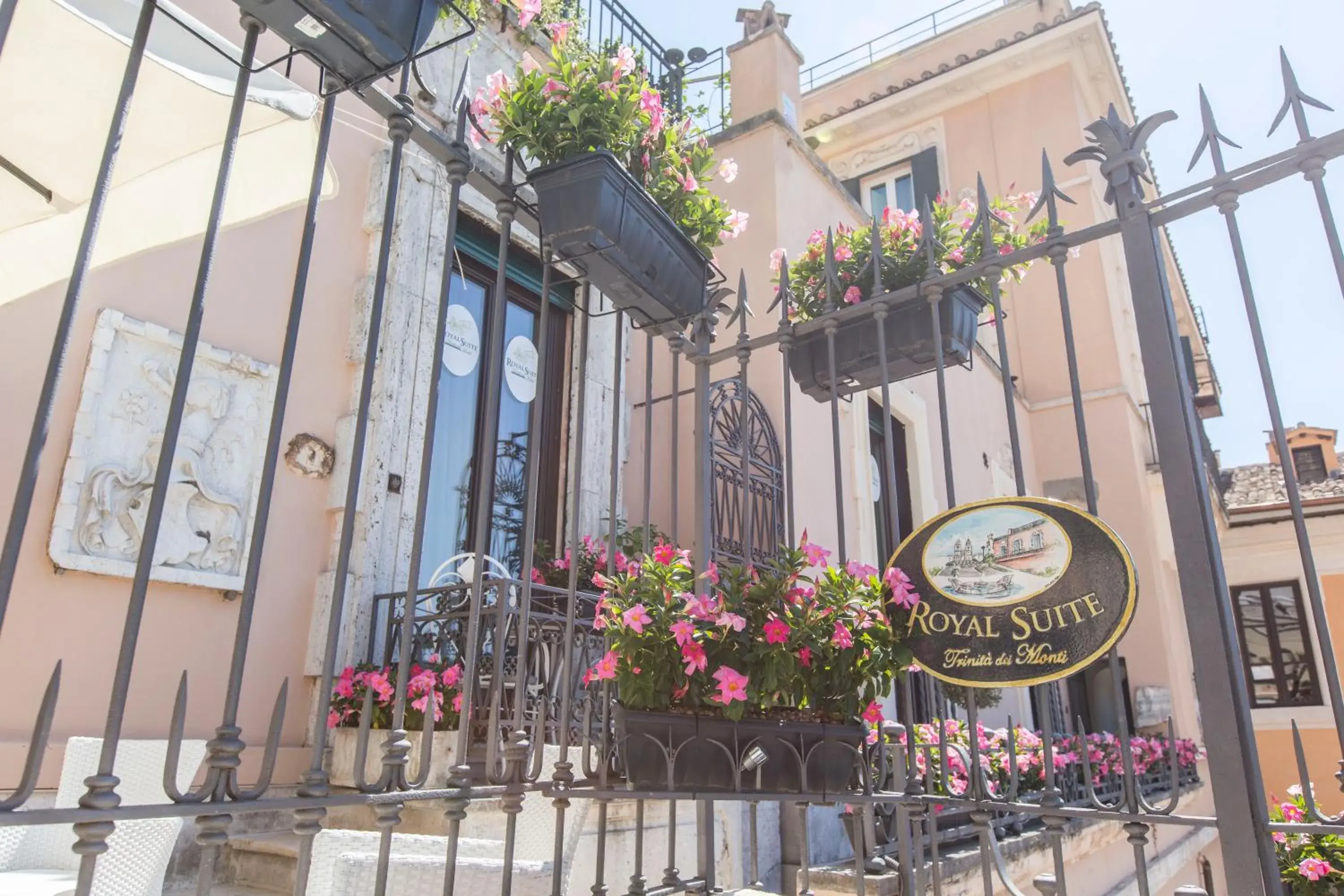 Facade/entrance in Royal Suite Trinità Dei Monti Facade/entrance in Royal Suite Trinità Dei Monti