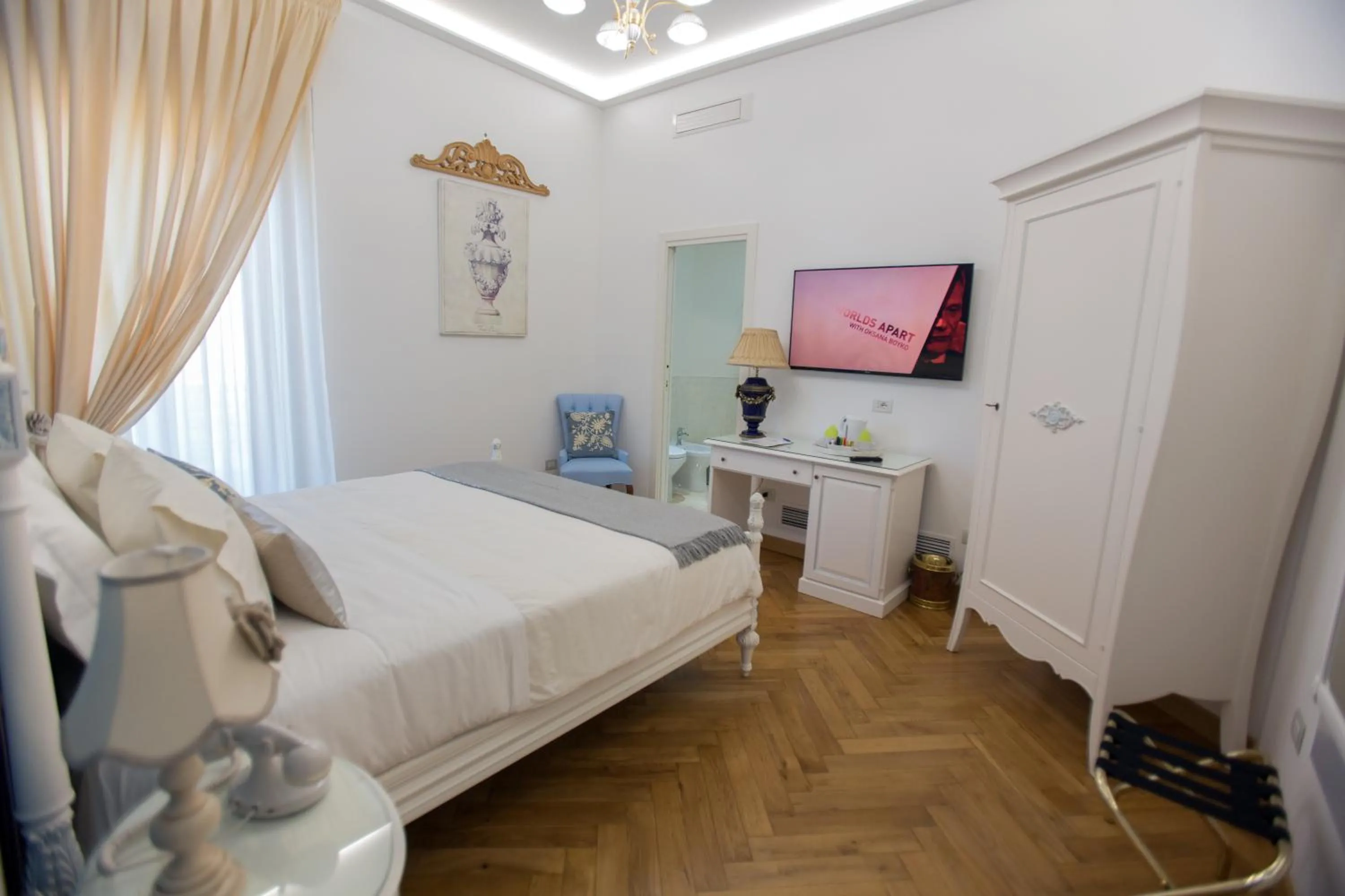 Photo of the whole room, Bed in Royal Suite Trinità Dei Monti