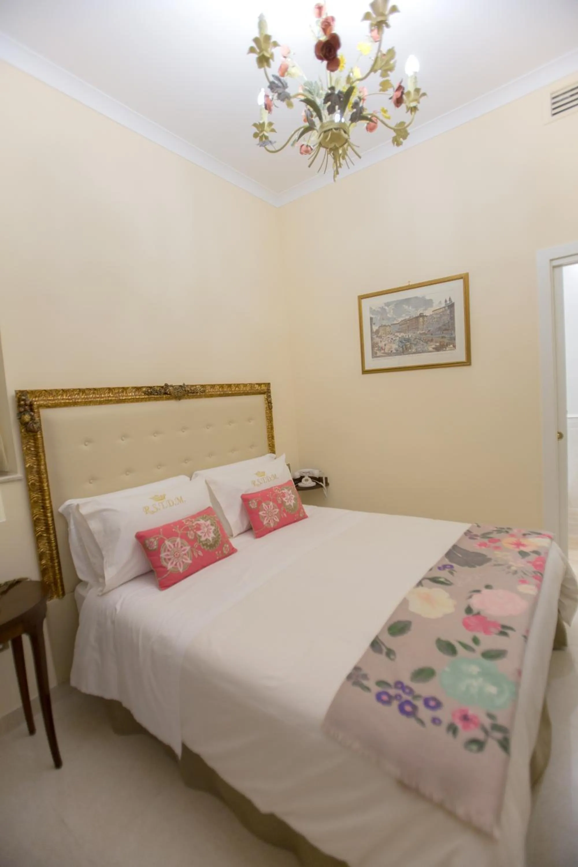 Bed in Royal Suite Trinità Dei Monti