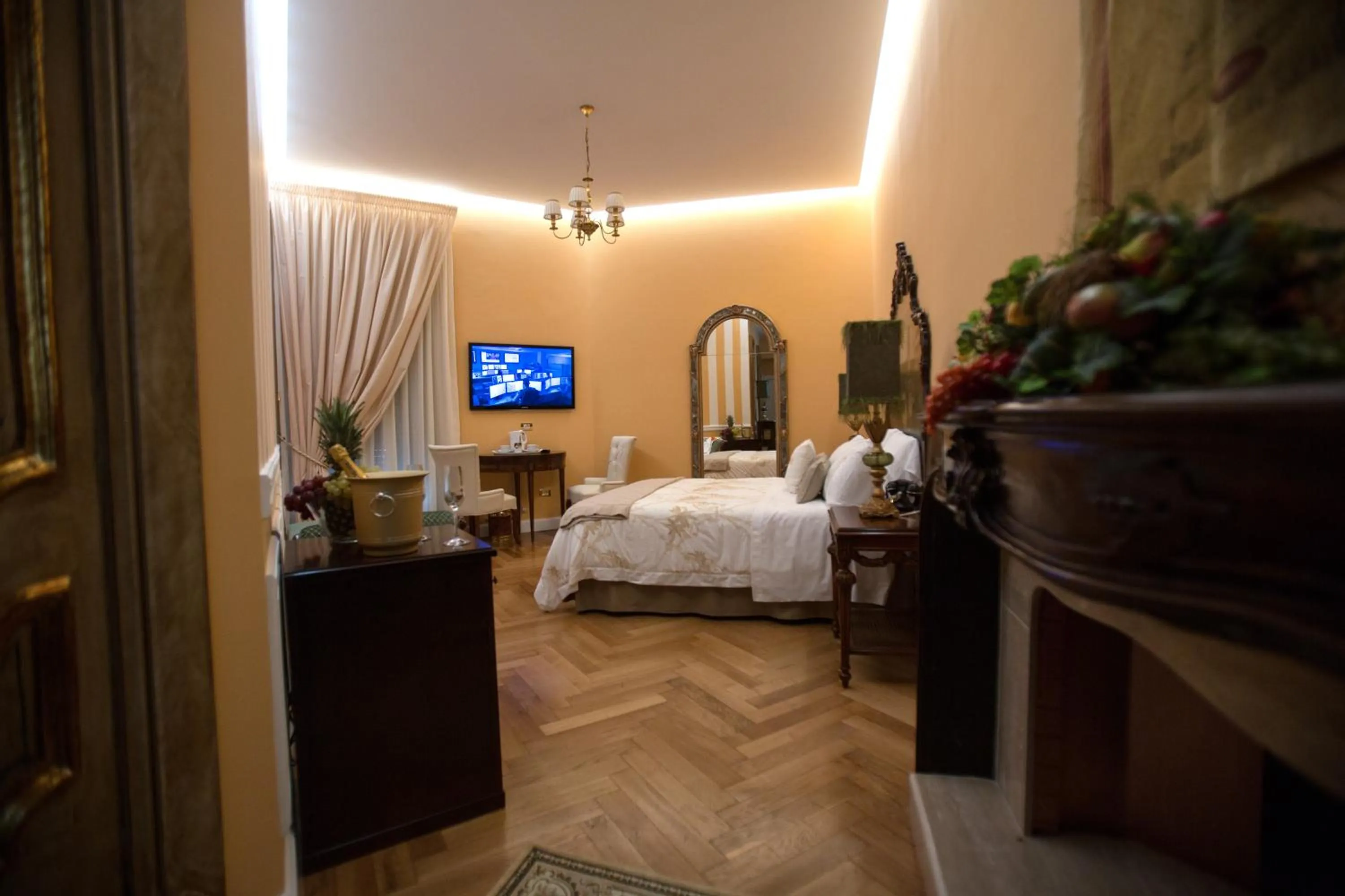 Photo of the whole room, Bed in Royal Suite Trinità Dei Monti