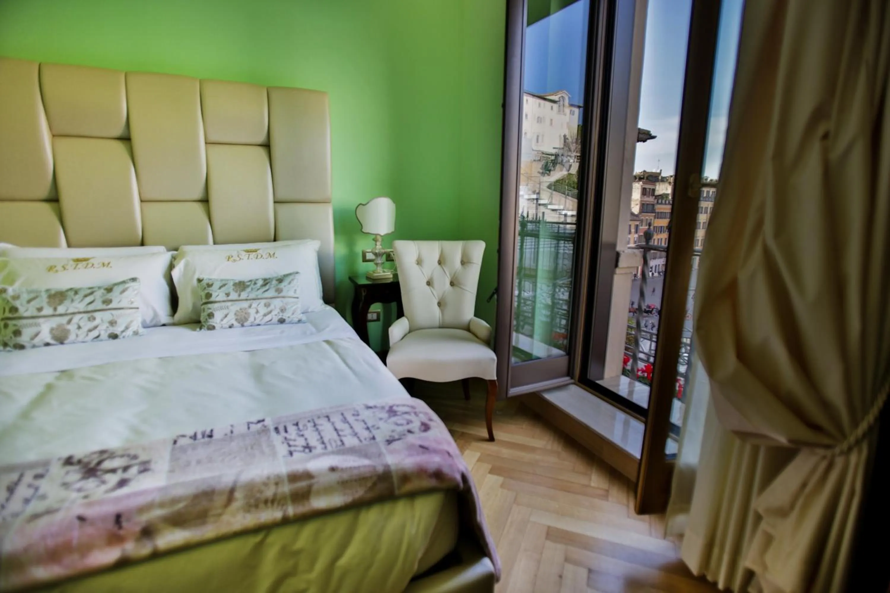 Photo of the whole room, Bed in Royal Suite Trinità Dei Monti