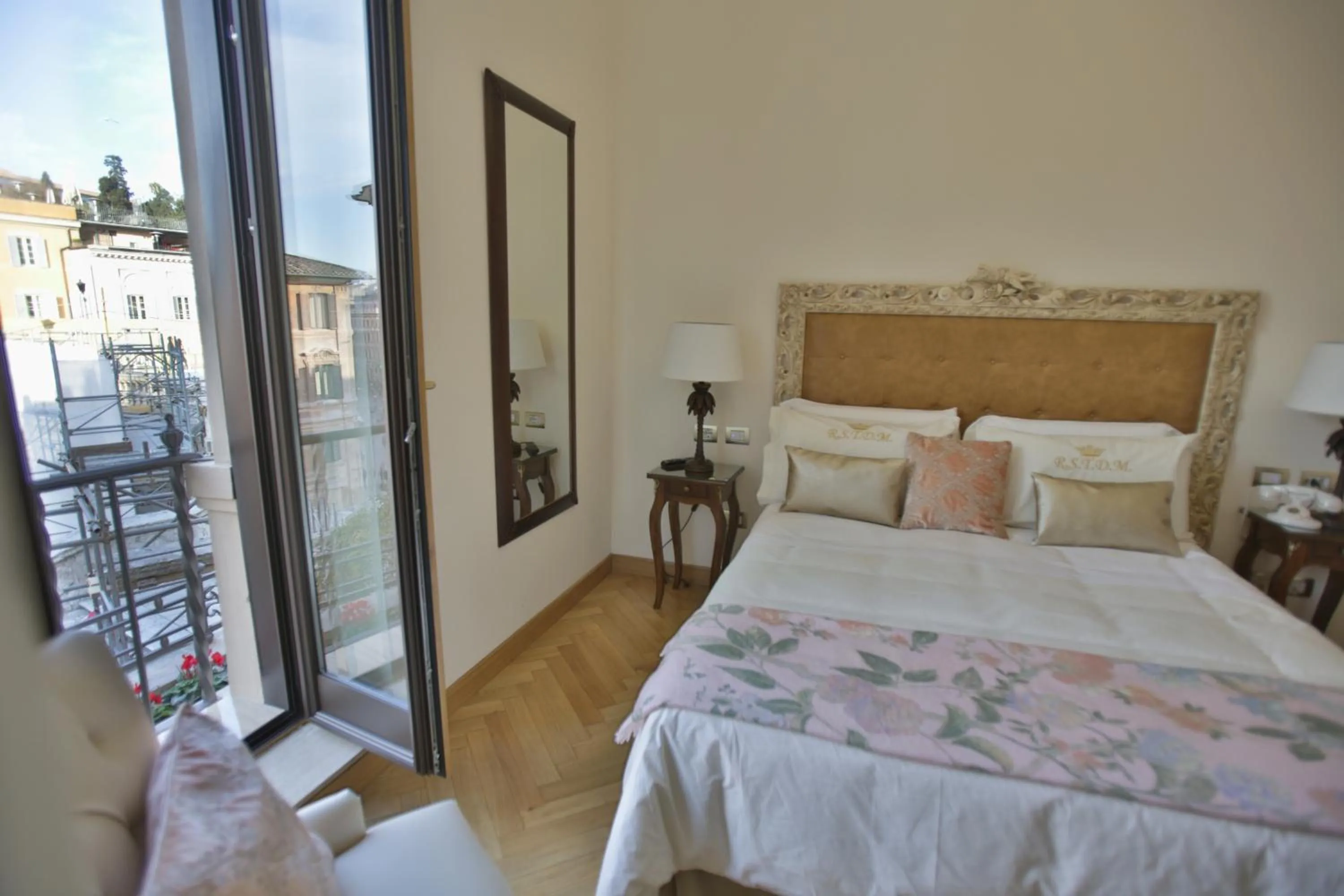 Photo of the whole room, Bed in Royal Suite Trinità Dei Monti