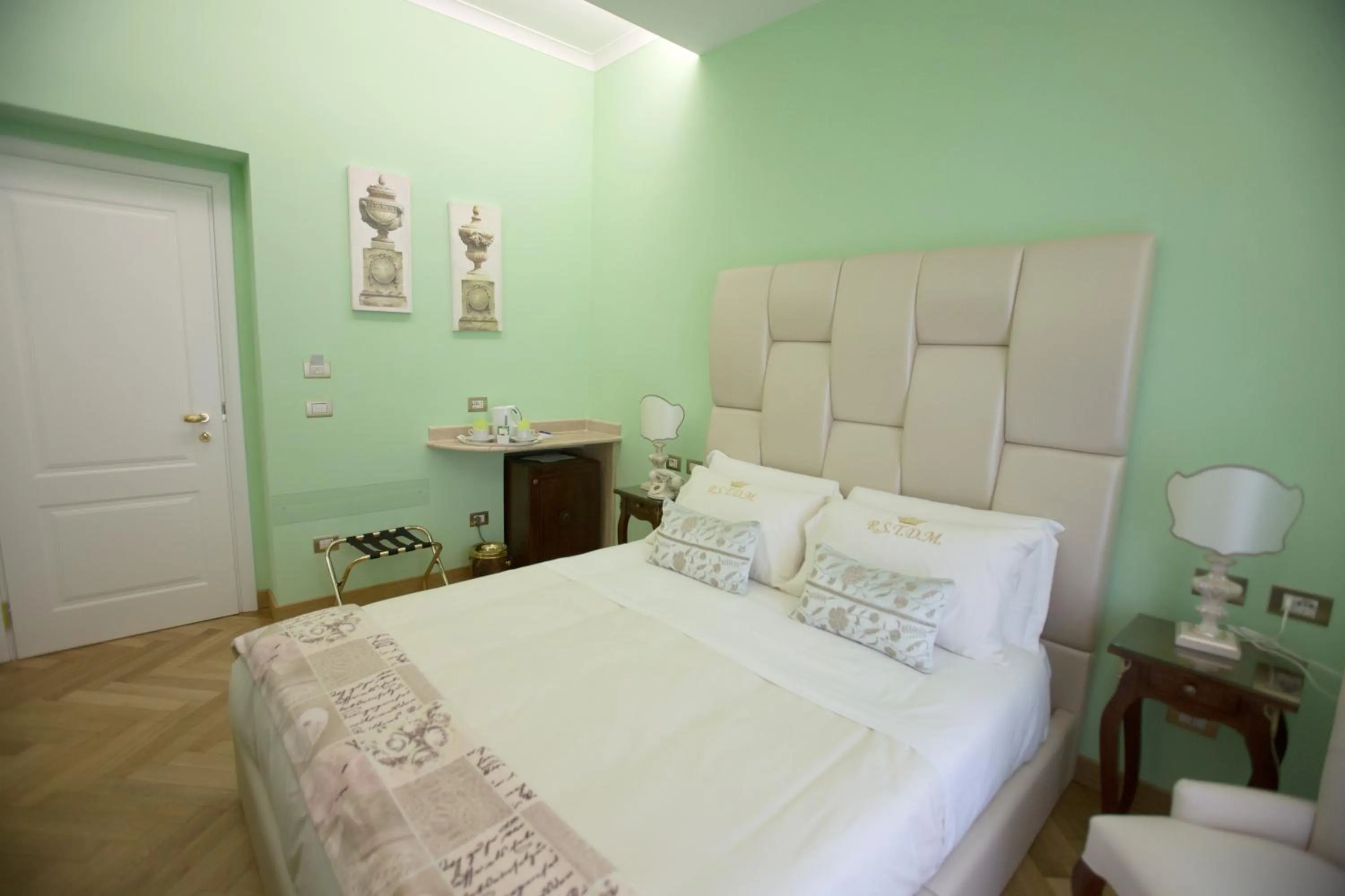 Photo of the whole room, Bed in Royal Suite Trinità Dei Monti