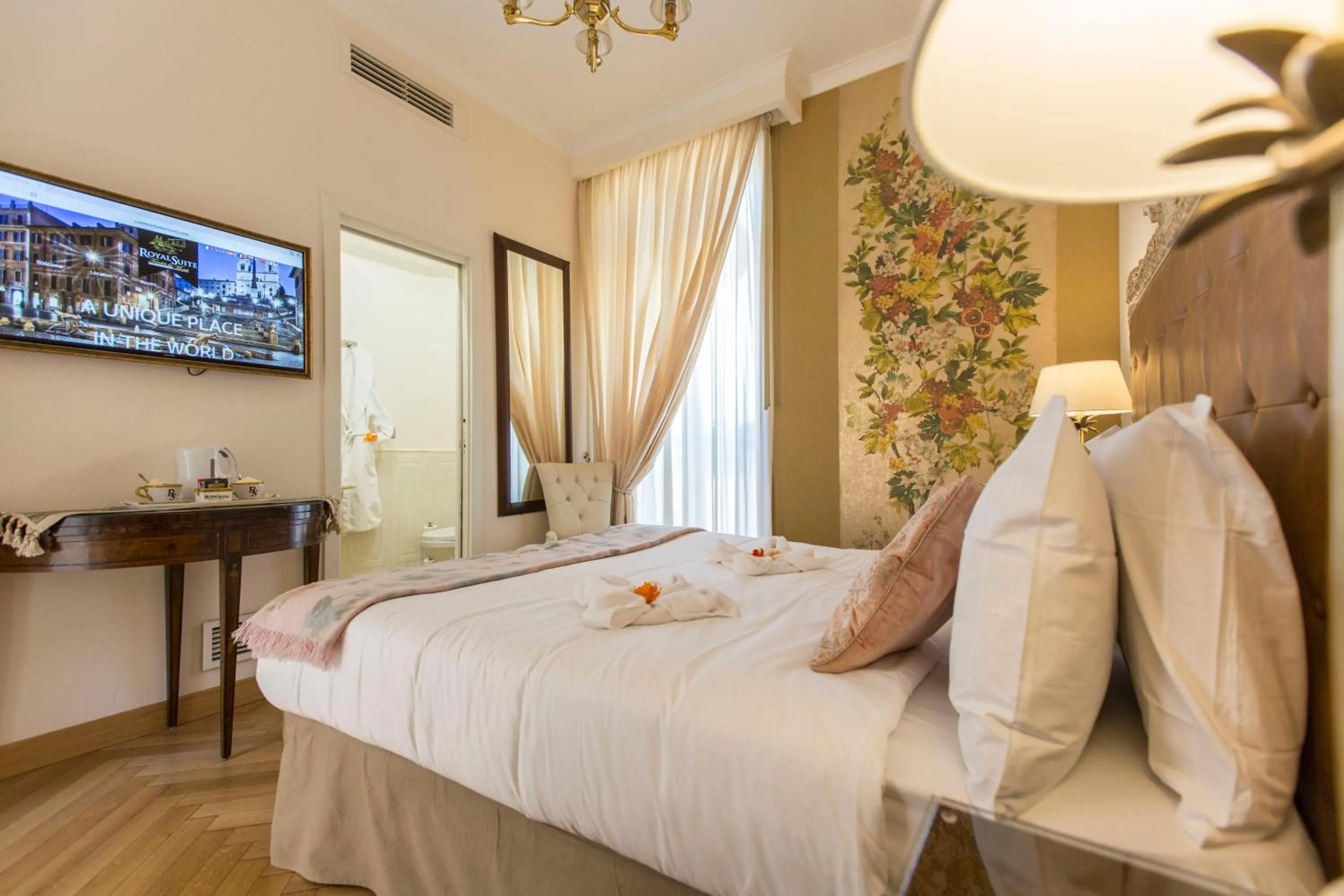 Photo of the whole room, Bed in Royal Suite Trinità Dei Monti