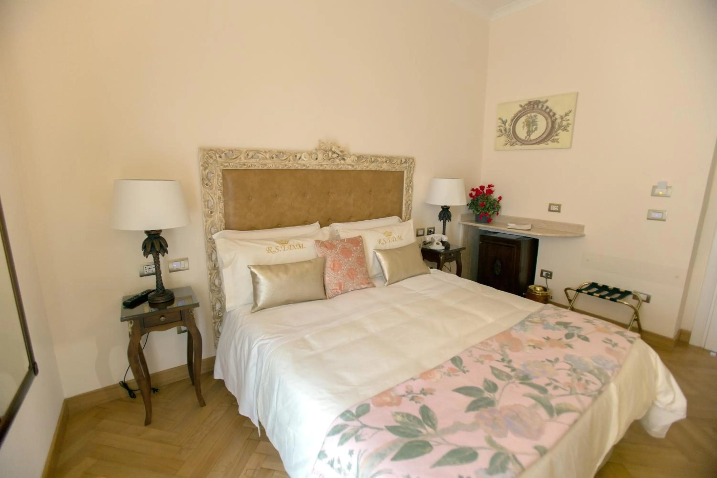 Photo of the whole room, Bed in Royal Suite Trinità Dei Monti