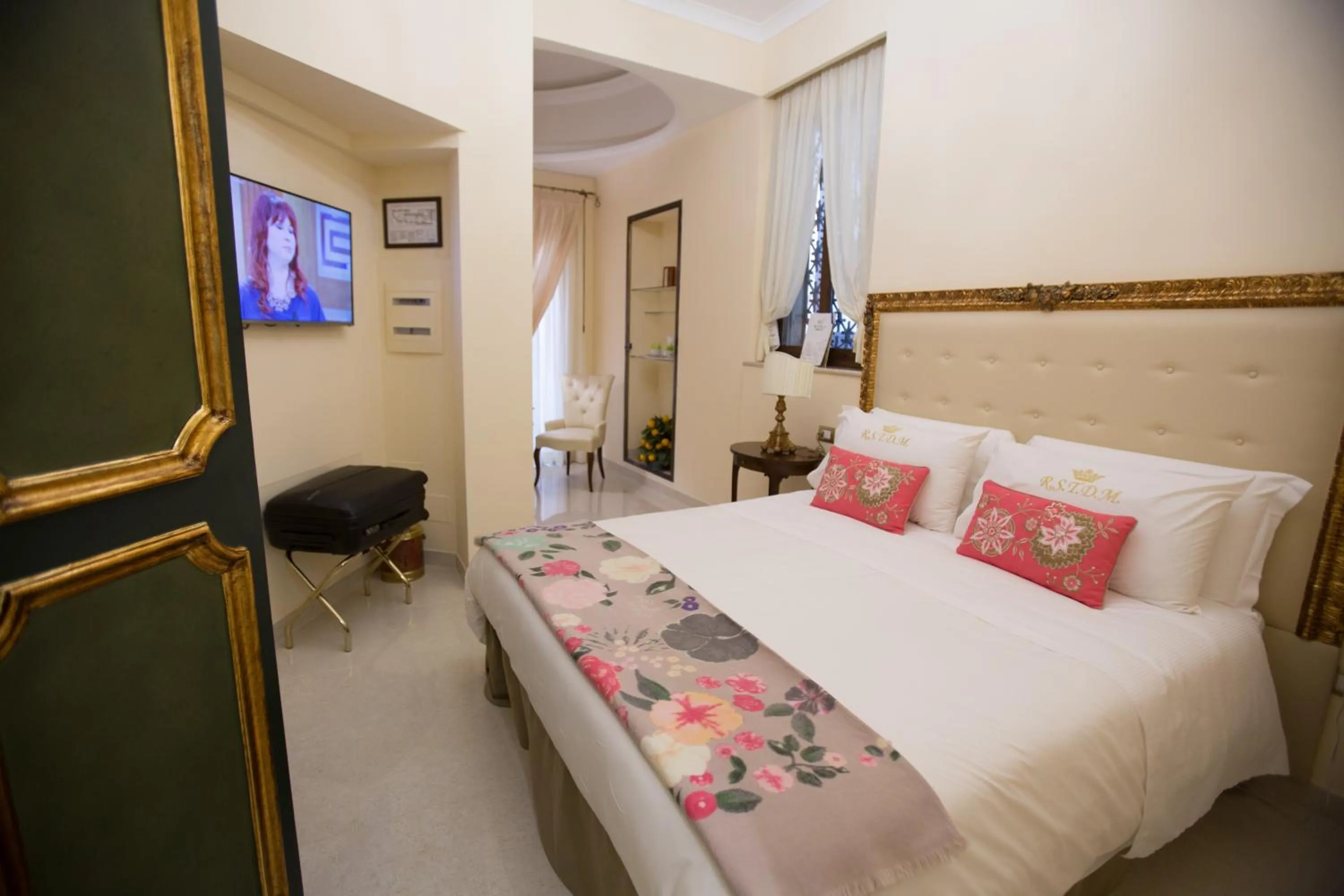 Photo of the whole room, Bed in Royal Suite Trinità Dei Monti