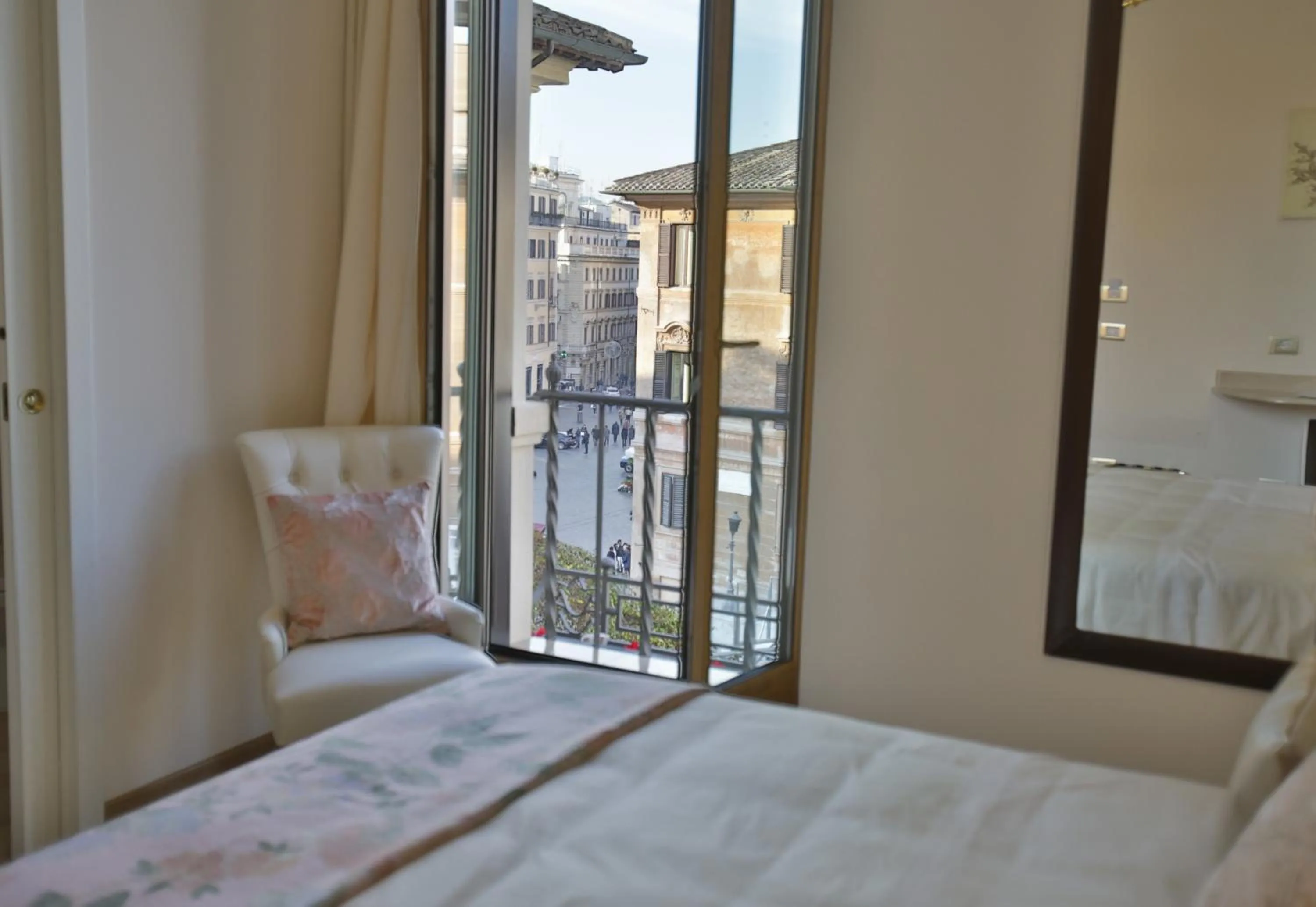 Photo of the whole room, Bed in Royal Suite Trinità Dei Monti