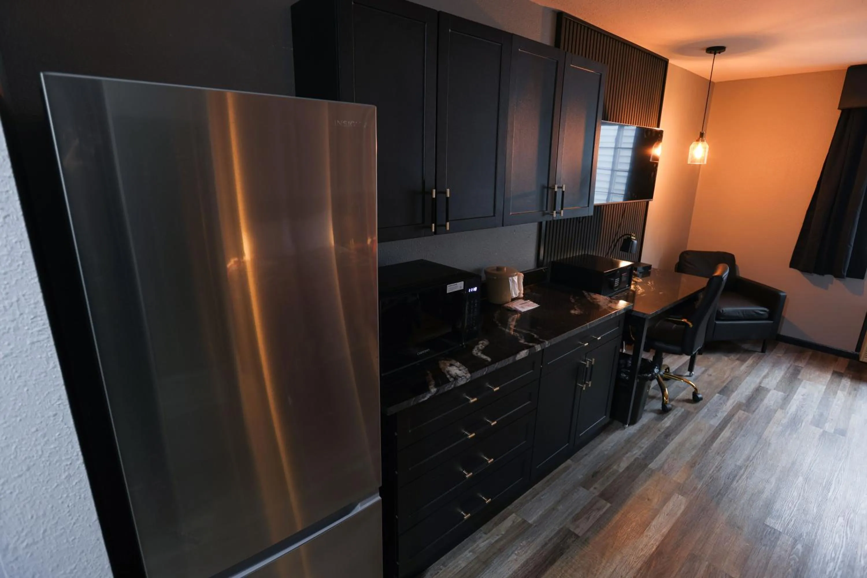 Kitchen or kitchenette in Plymouth Suites