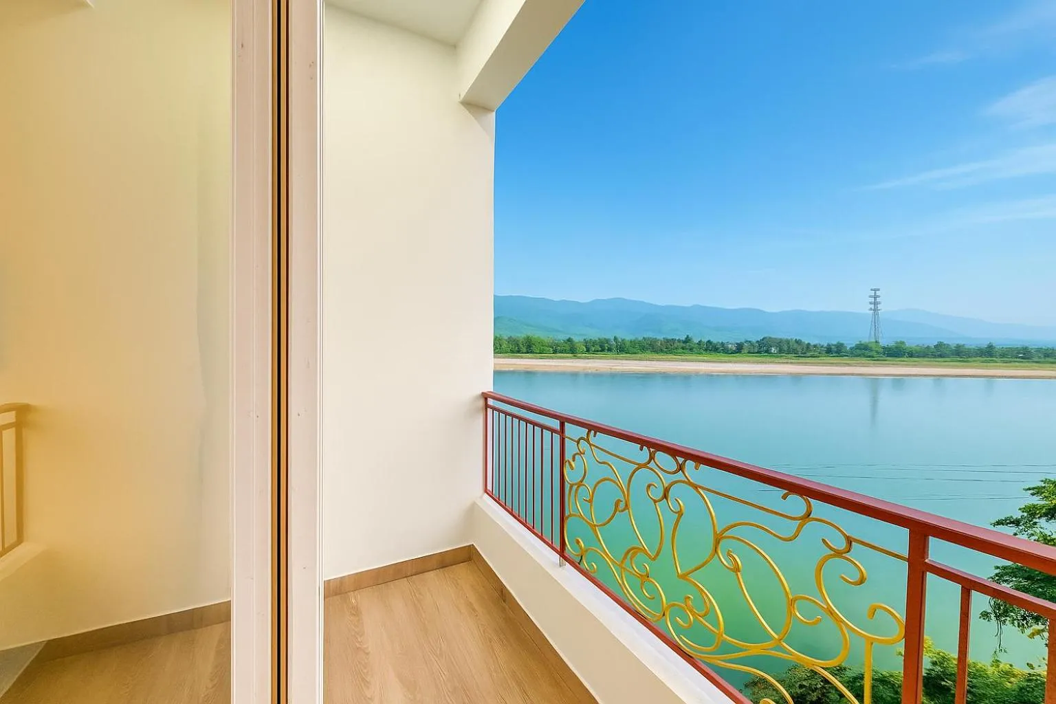 Deluxe Double Room in The Neeraj Ganga Rajmahal Wellness With Ganga View