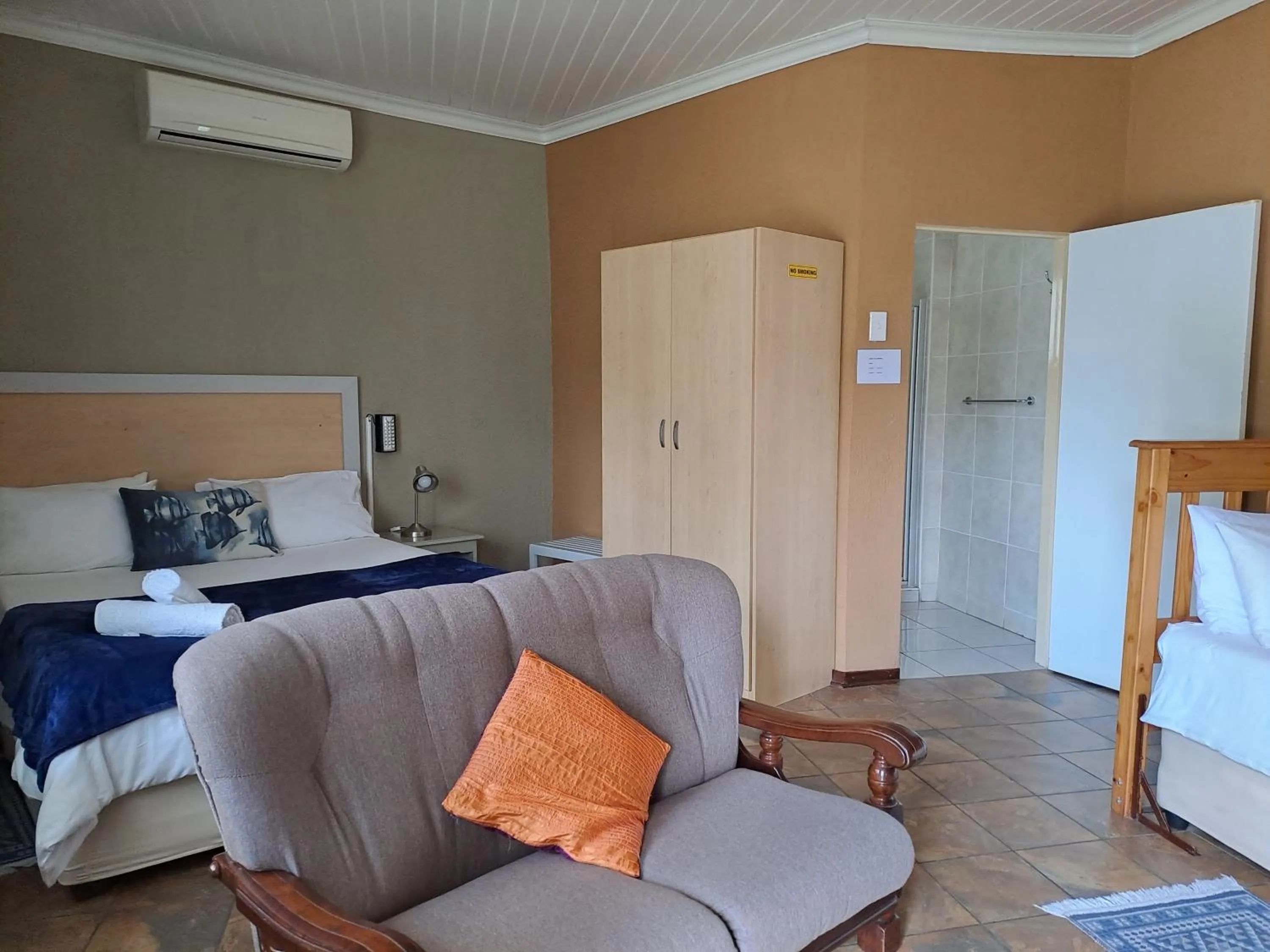 Bedroom in Amigos Bed & Breakfast - No loadshedding