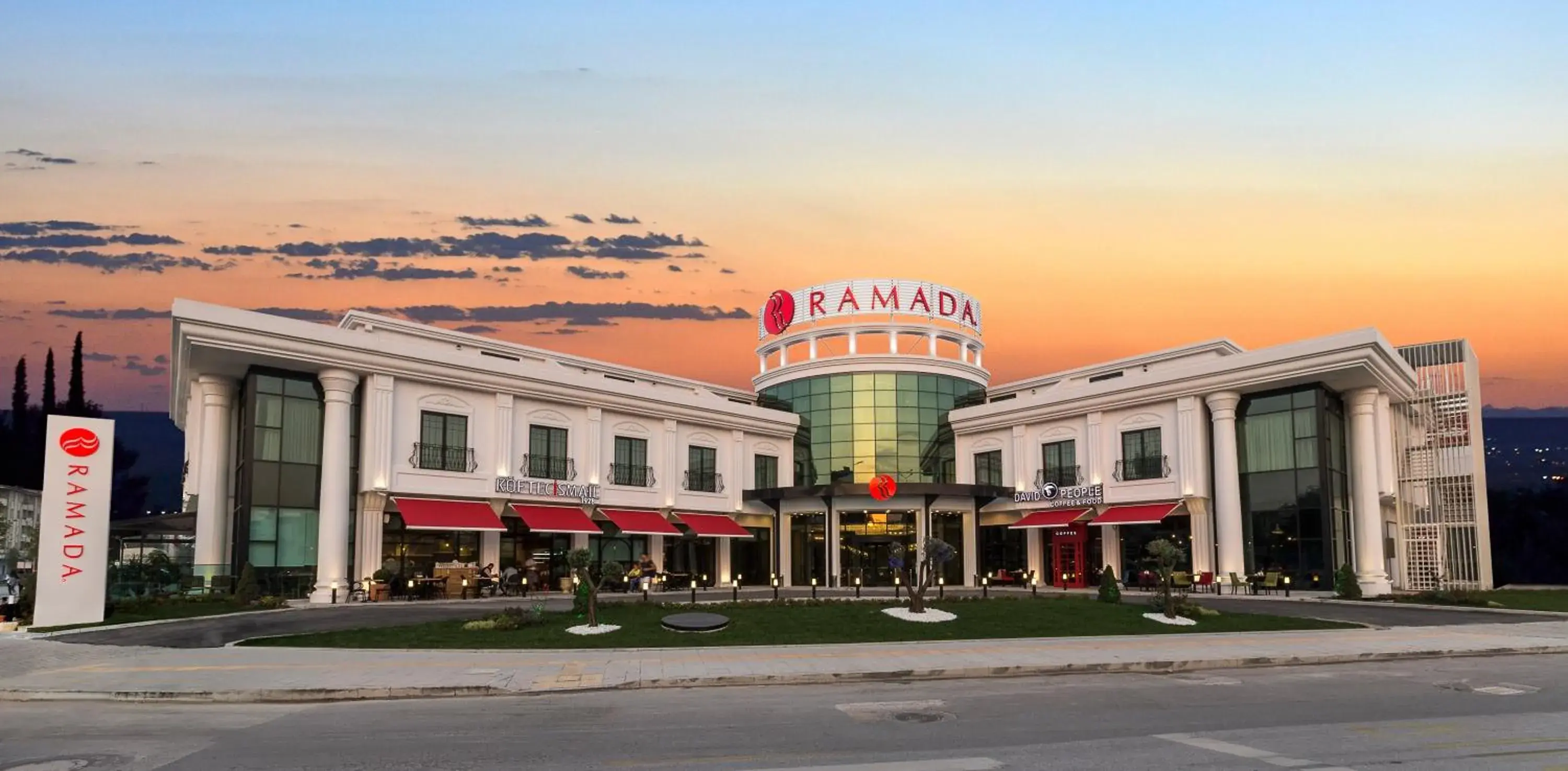 Property building in Ramada by Wyndham Sakarya Hotel Property building in Ramada by Wyndham Sakarya Hotel