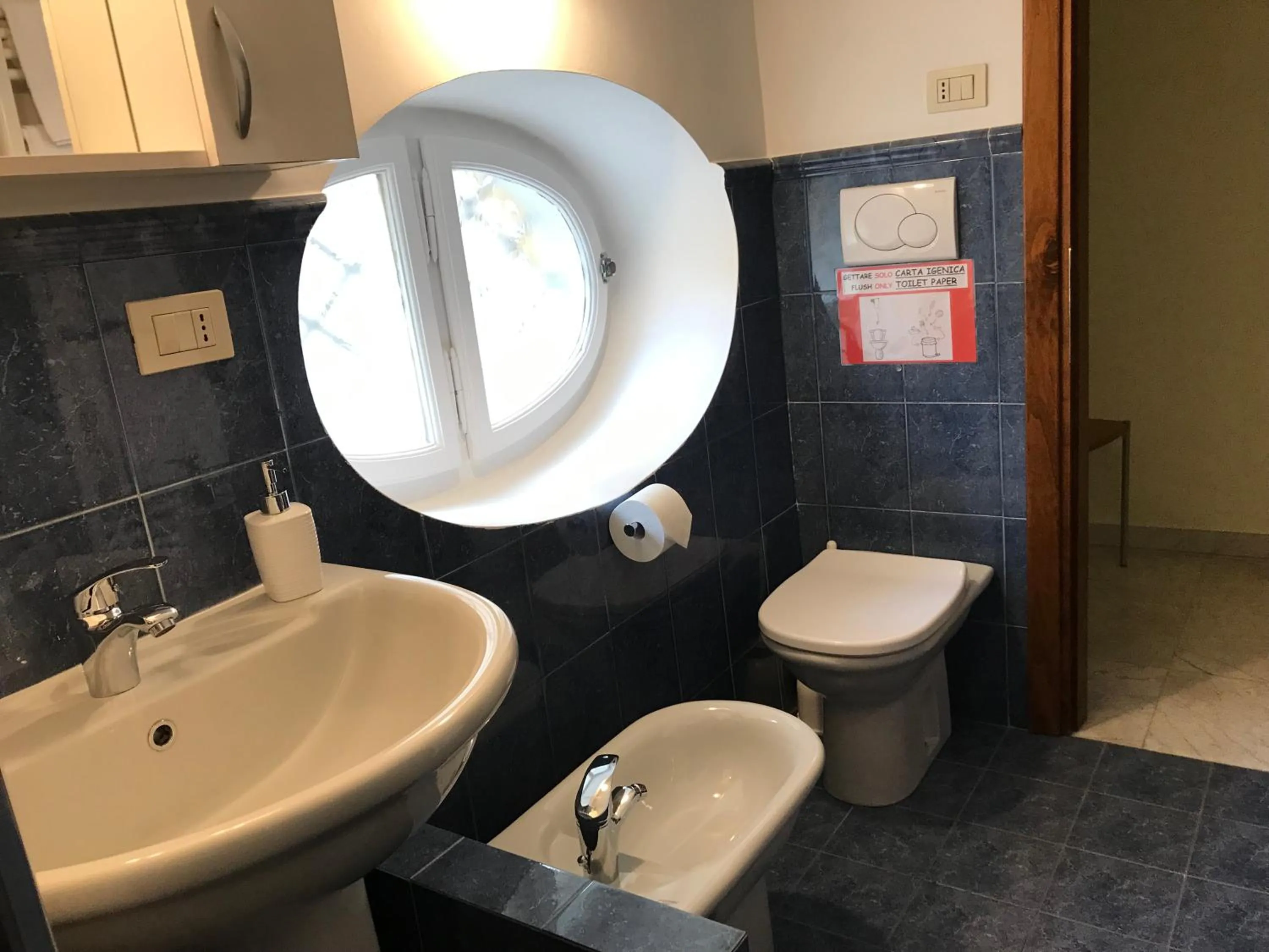 Bathroom in Guest House Laocoonte