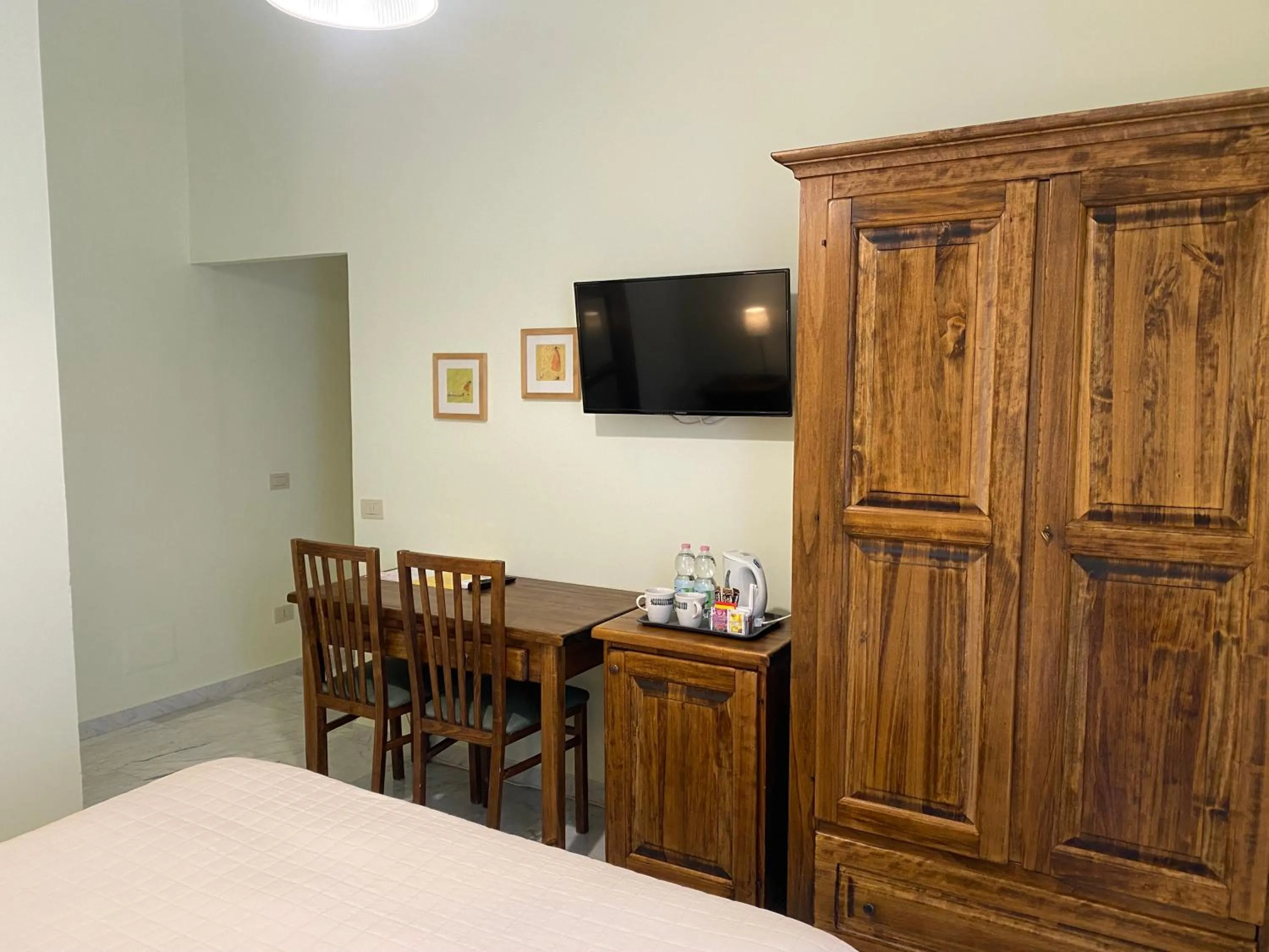 Communal lounge/ TV room, Bed in Guest House Laocoonte