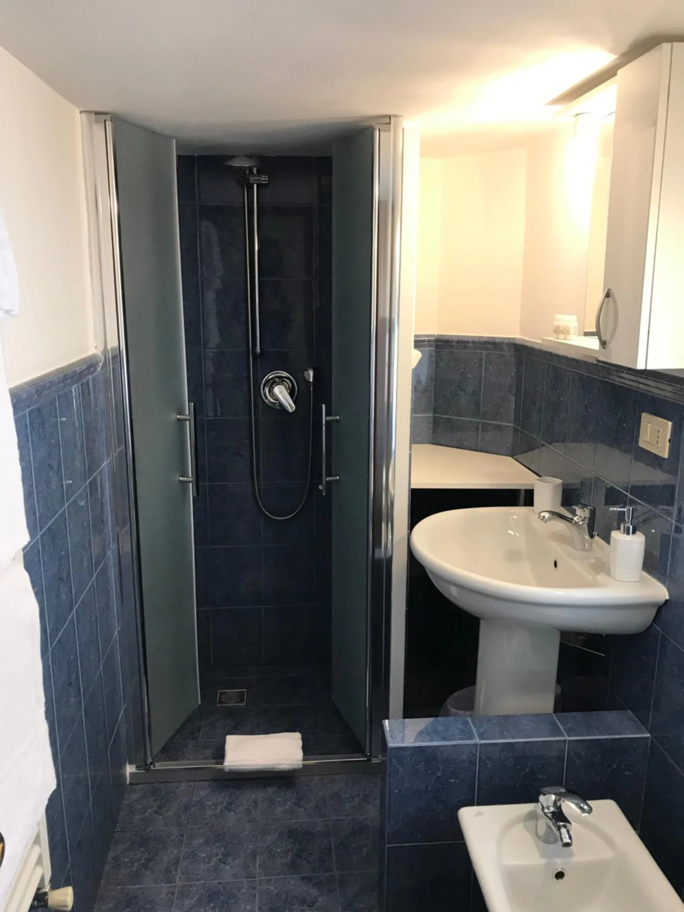 Bathroom in Guest House Laocoonte