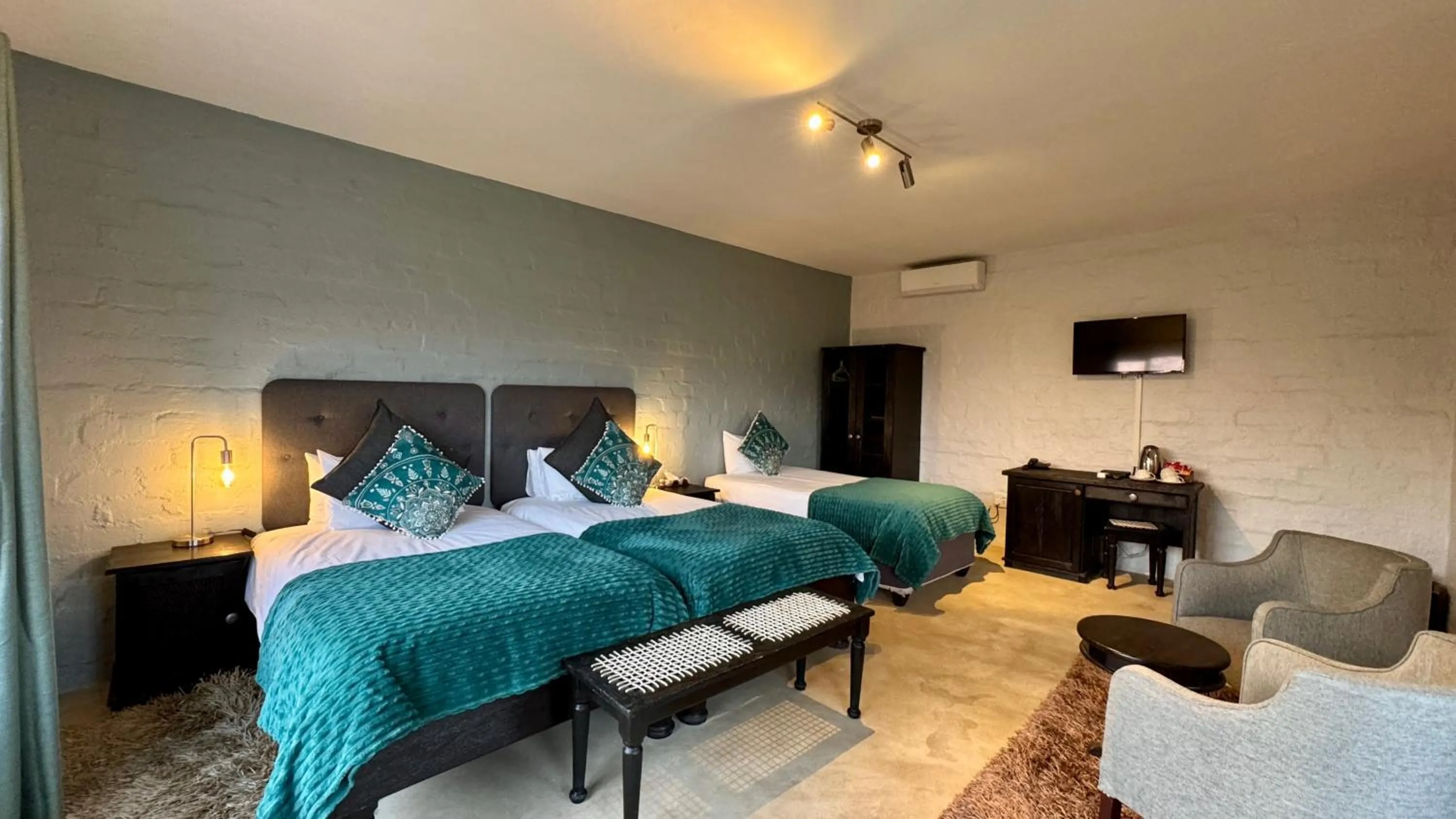 Family, Bed in River Crossing Lodge