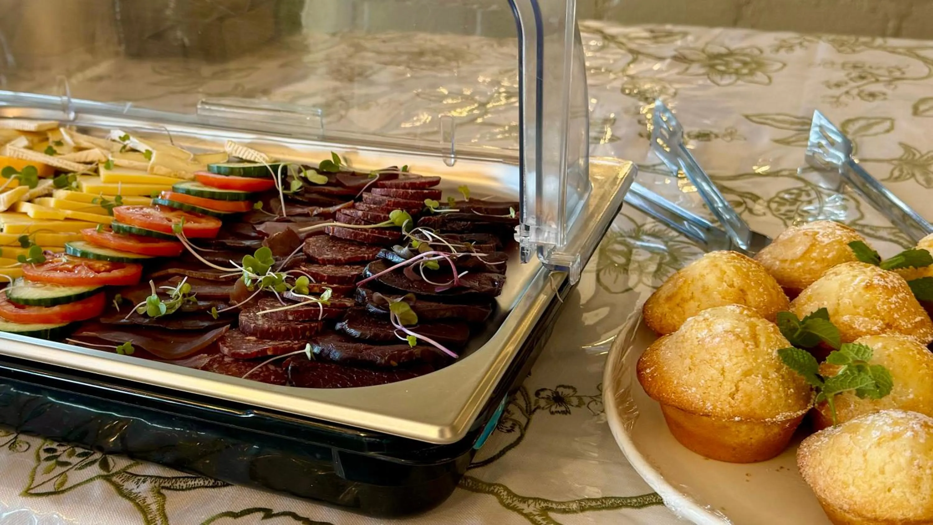 Buffet breakfast in River Crossing Lodge