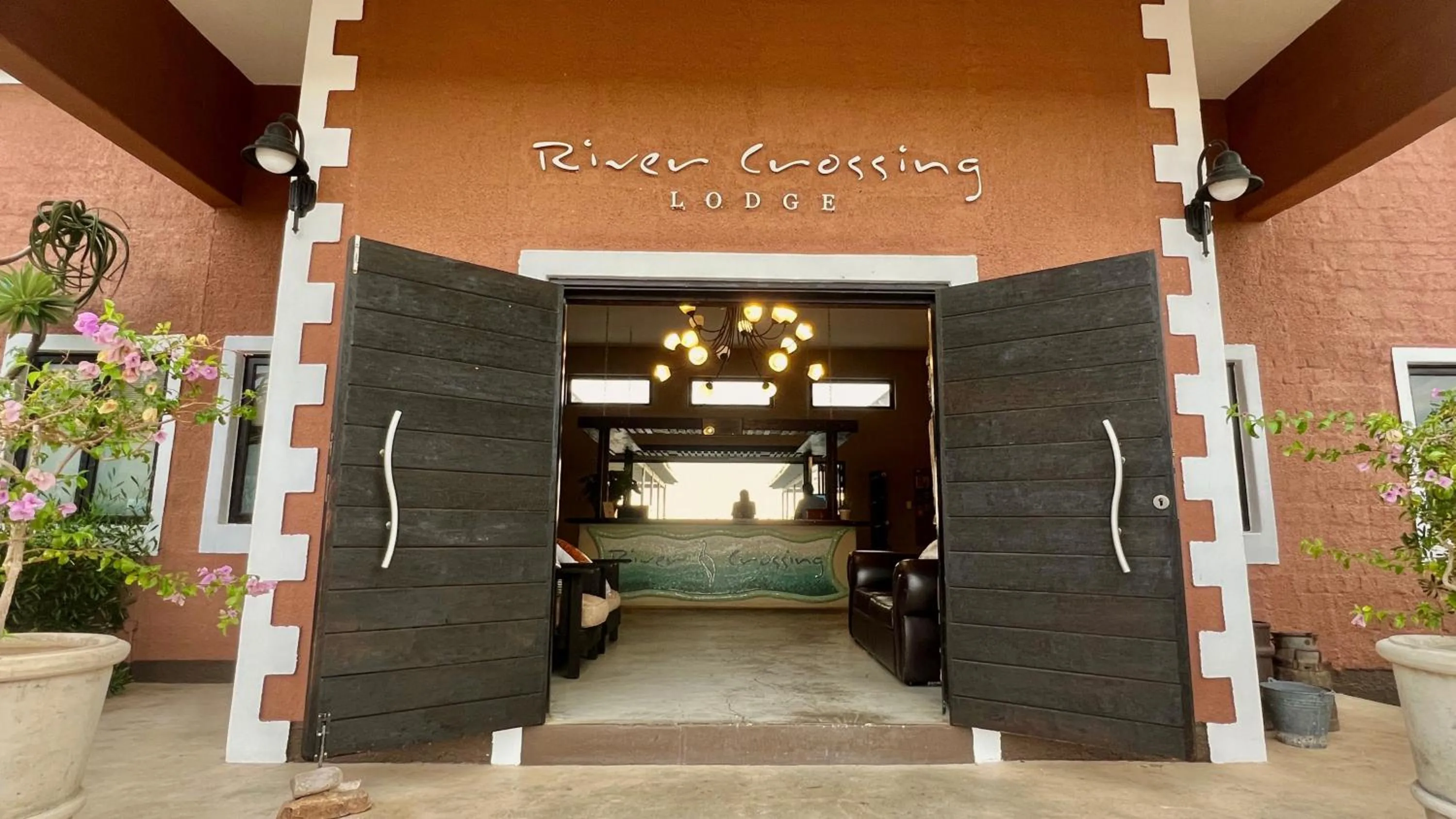 Facade/entrance in River Crossing Lodge