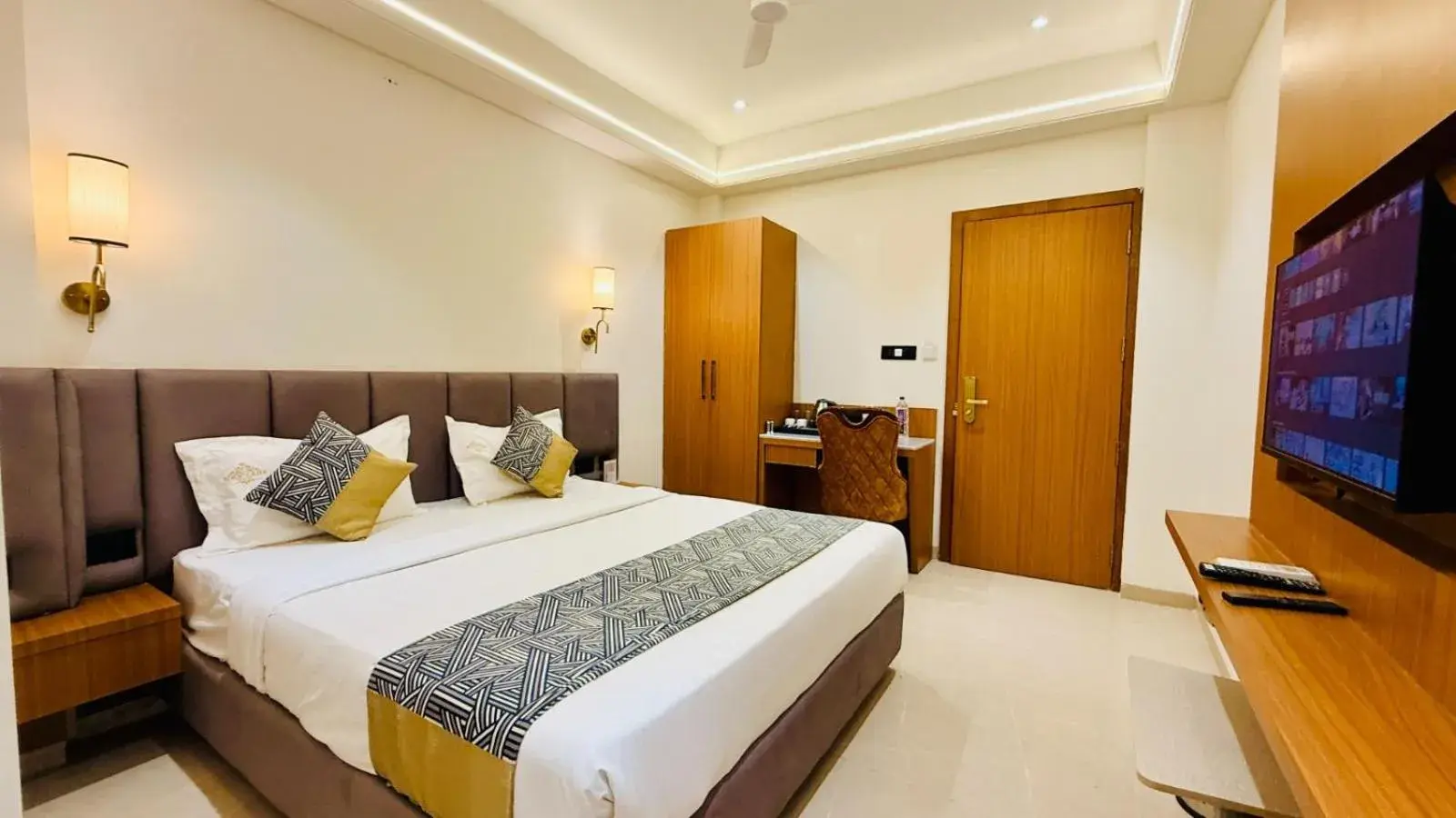 Superior King Room - single occupancy in Hotel Roop Cliff, Bhopal Superior King Room - single occupancy in Hotel Roop Cliff, Bhopal
