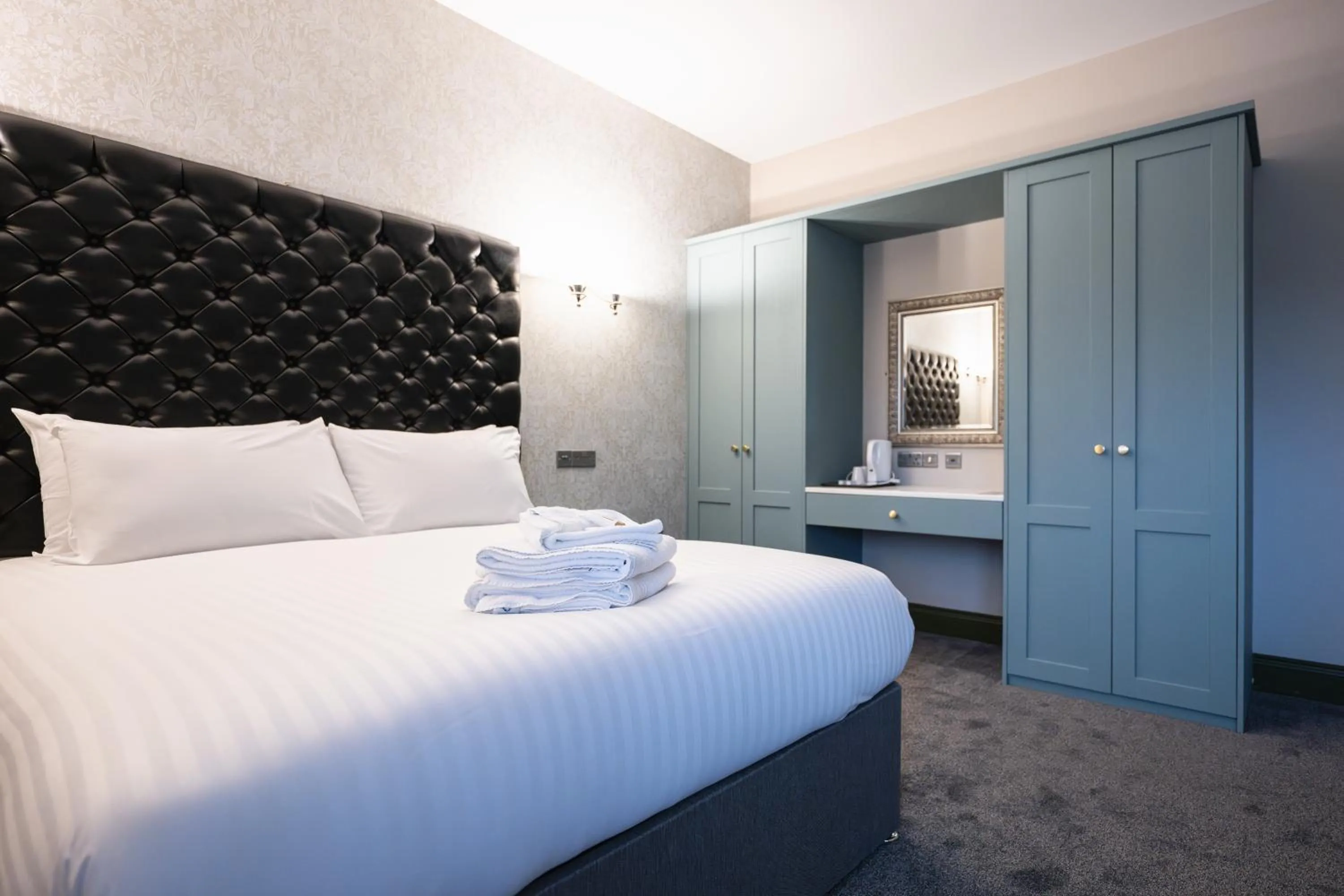 King Suite with Balcony in Pairc House Hotel