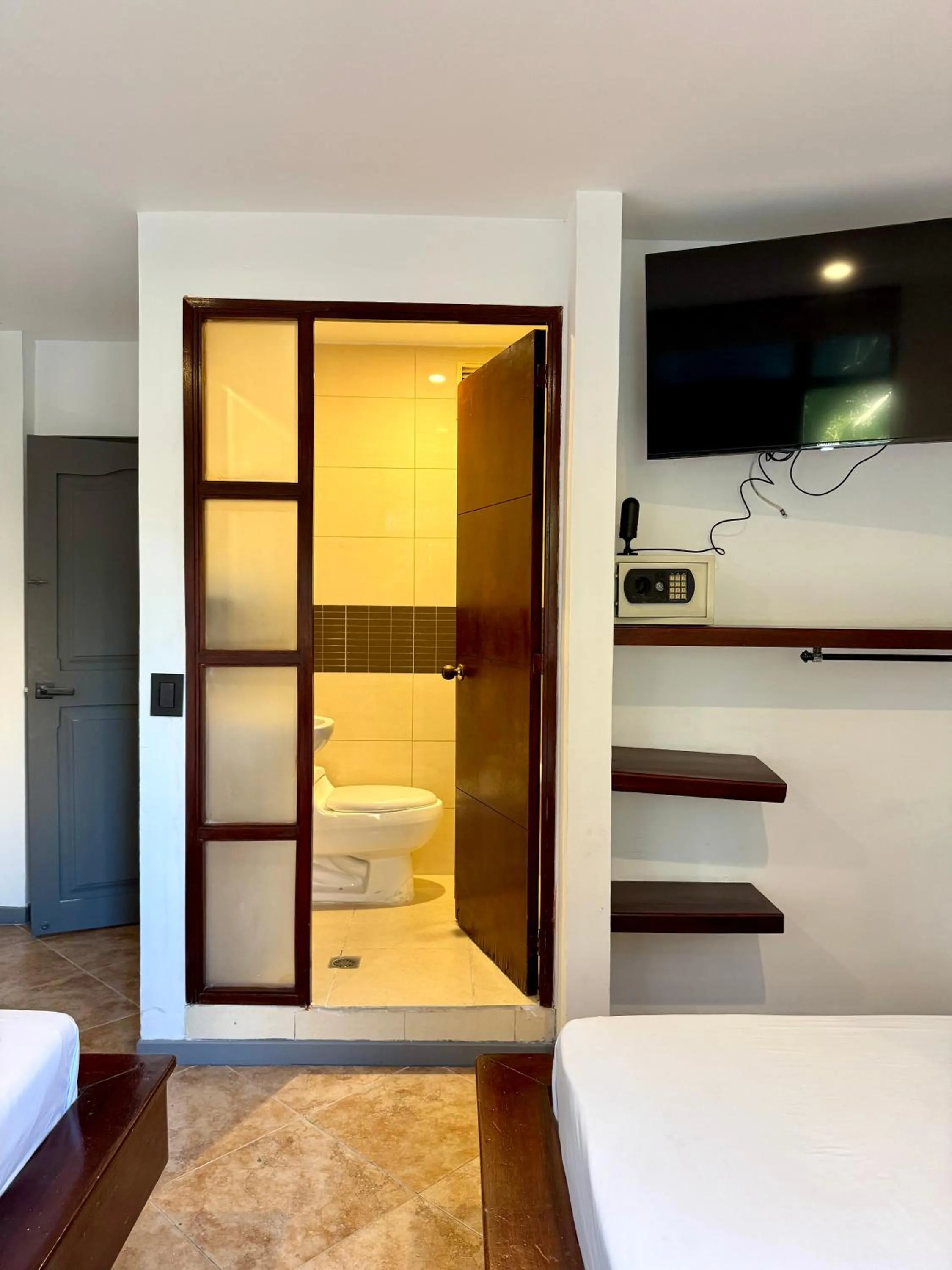 Bathroom, Bed in Hotel Plaza Mayor 44