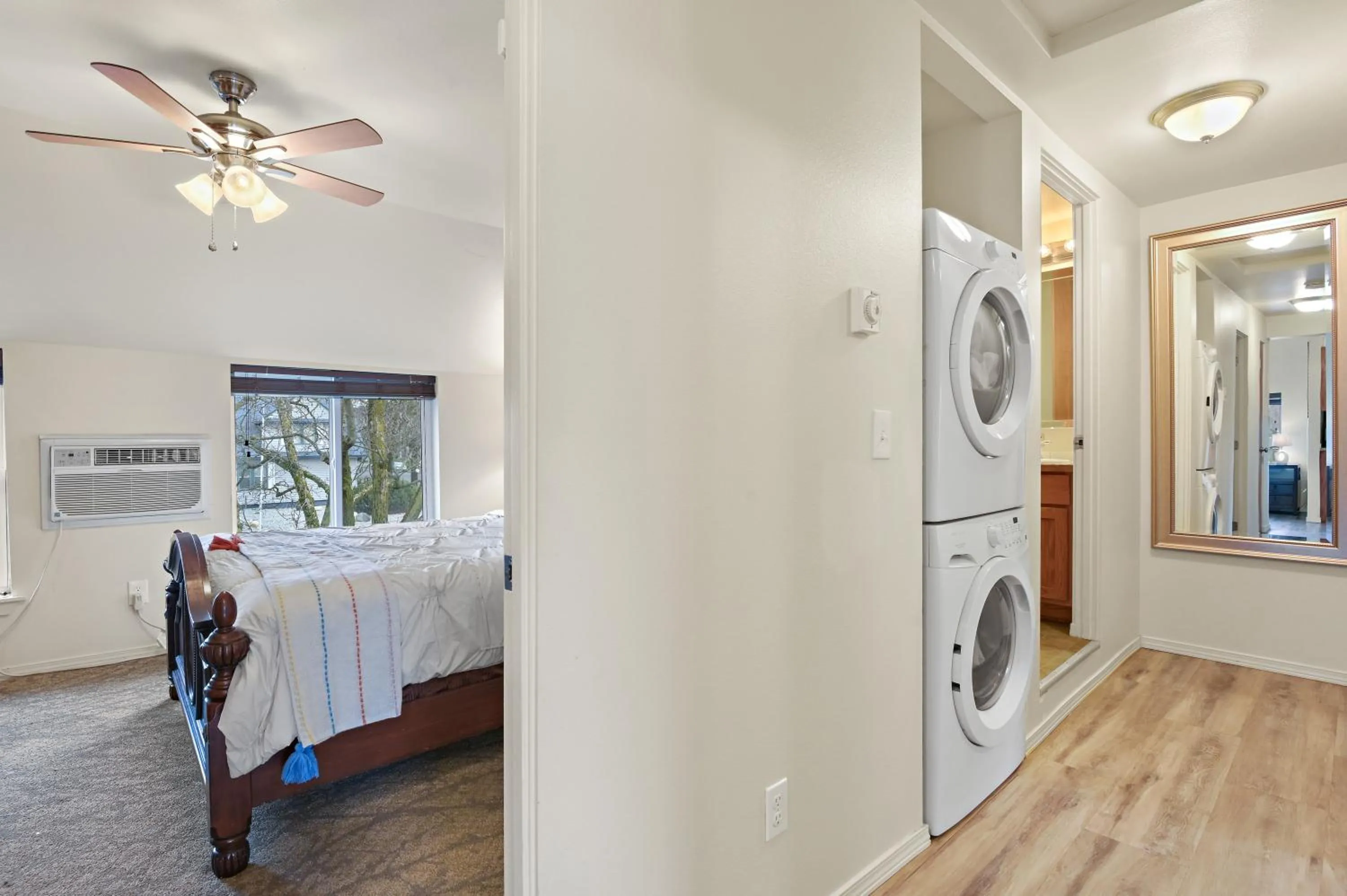 washing machine, Bed in Maple Leaf Manor Suites