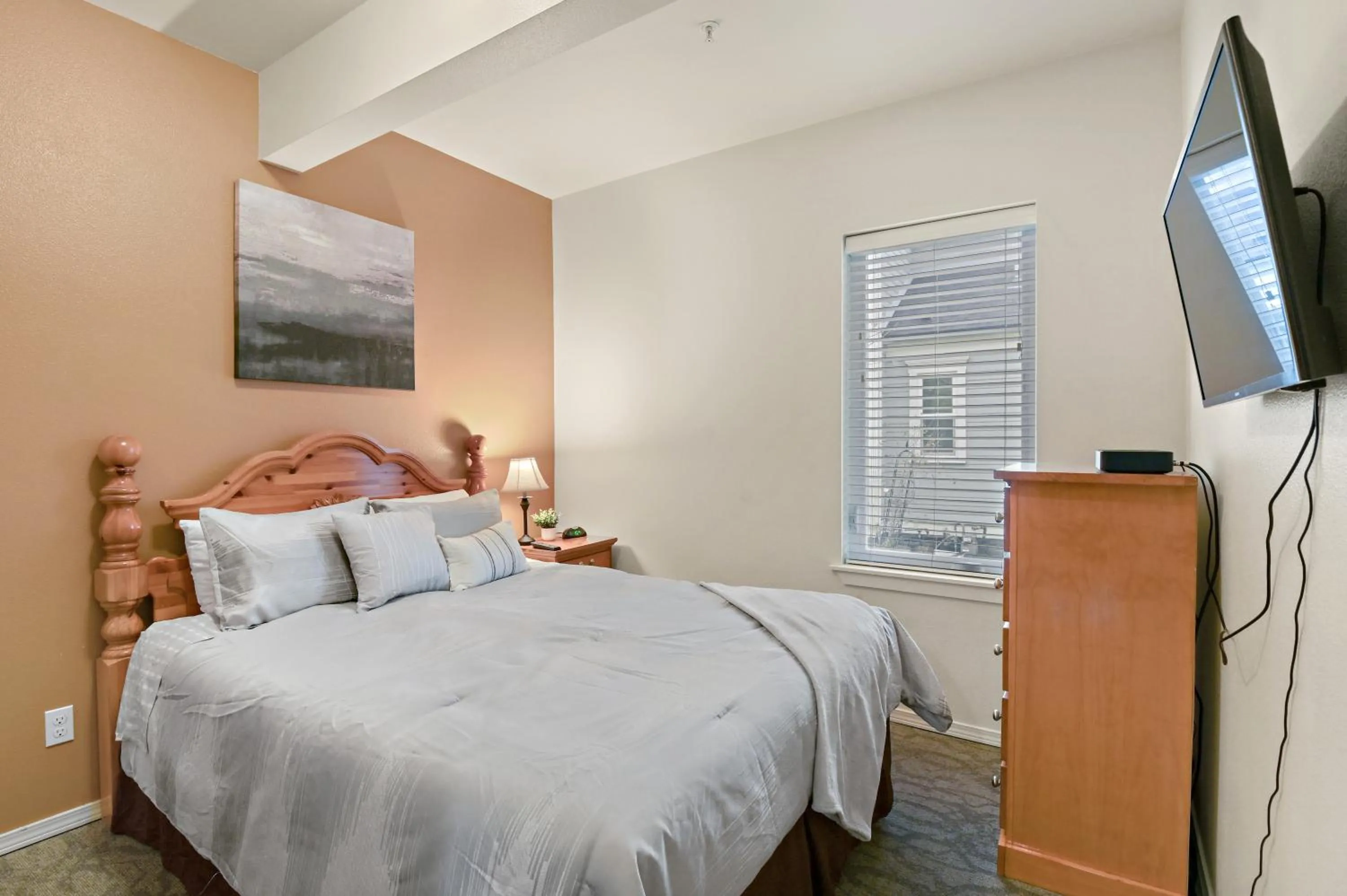 Bedroom, Bed in Maple Leaf Manor Suites