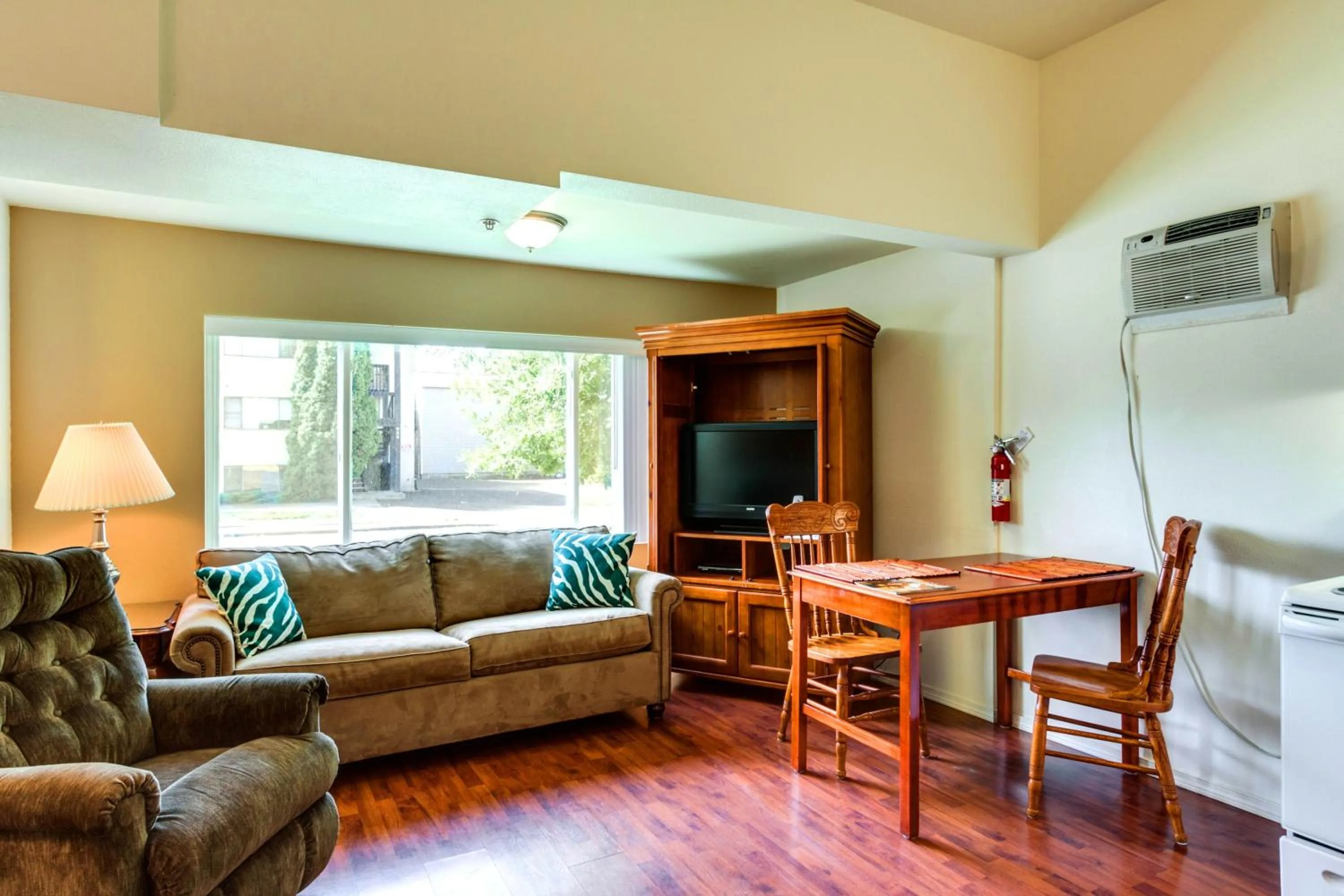 Living room in Maple Leaf Manor Suites